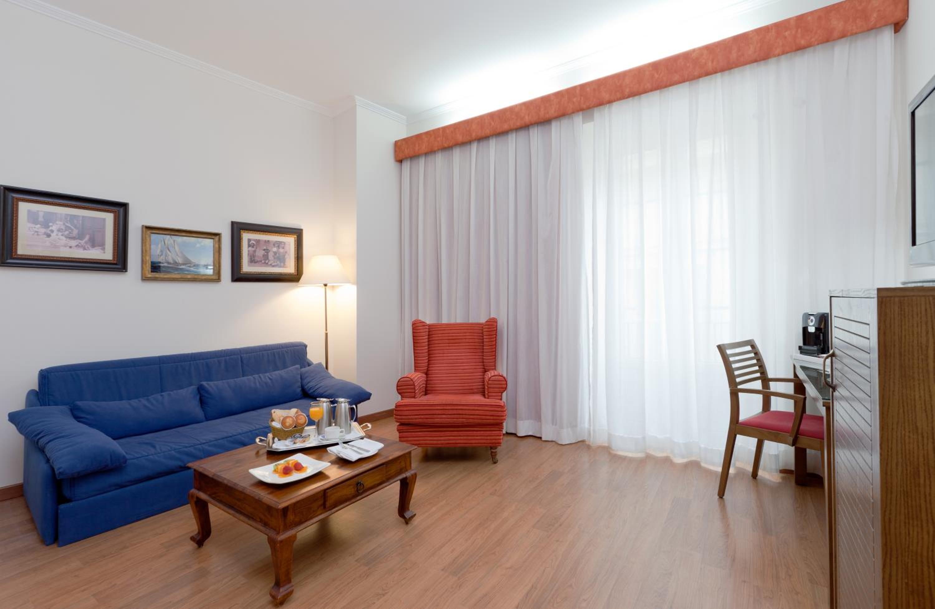 Junior Suite (2 Adults + 1 Child) - Photo 12