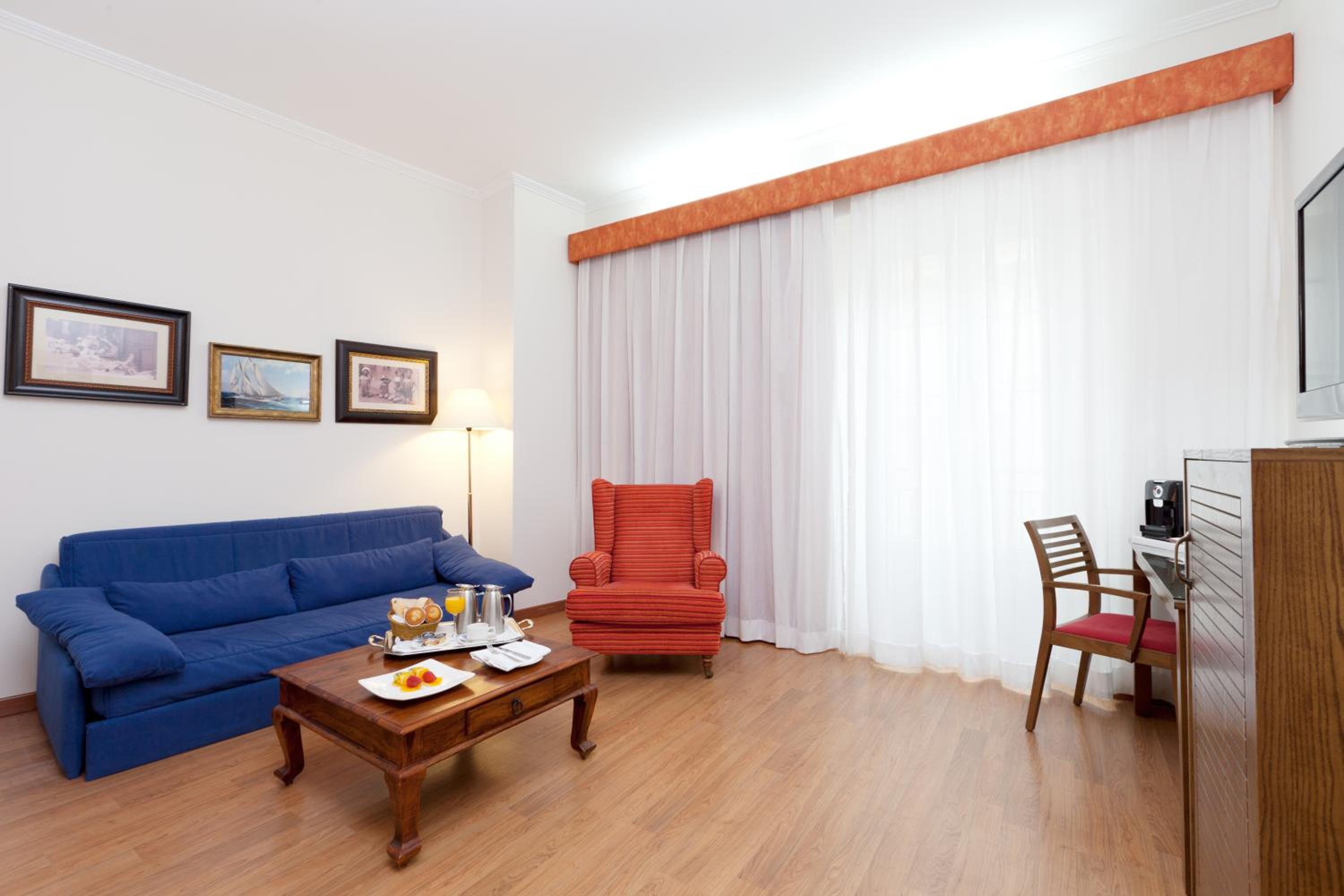Junior Suite (2 Adults + 1 Child) - Photo 15