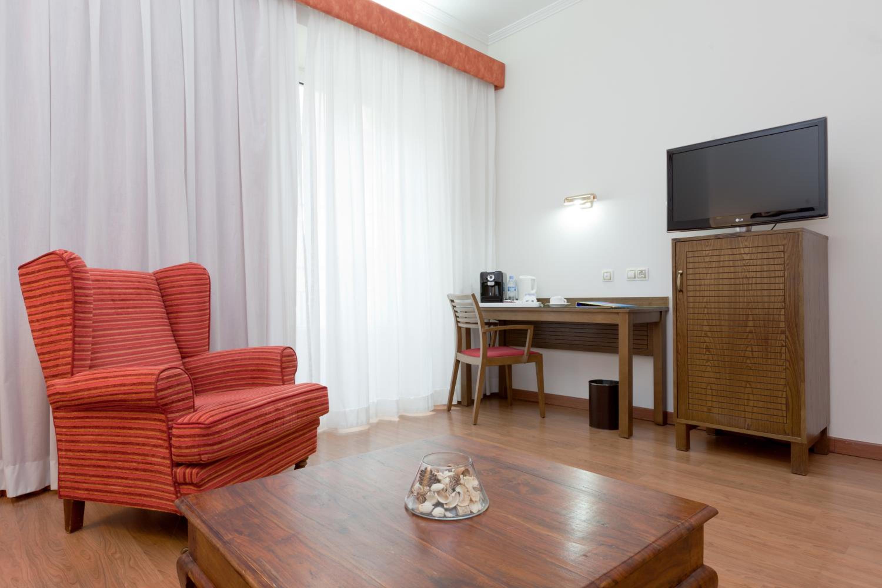 Junior Suite (2 Adults + 1 Child) - Photo 9
