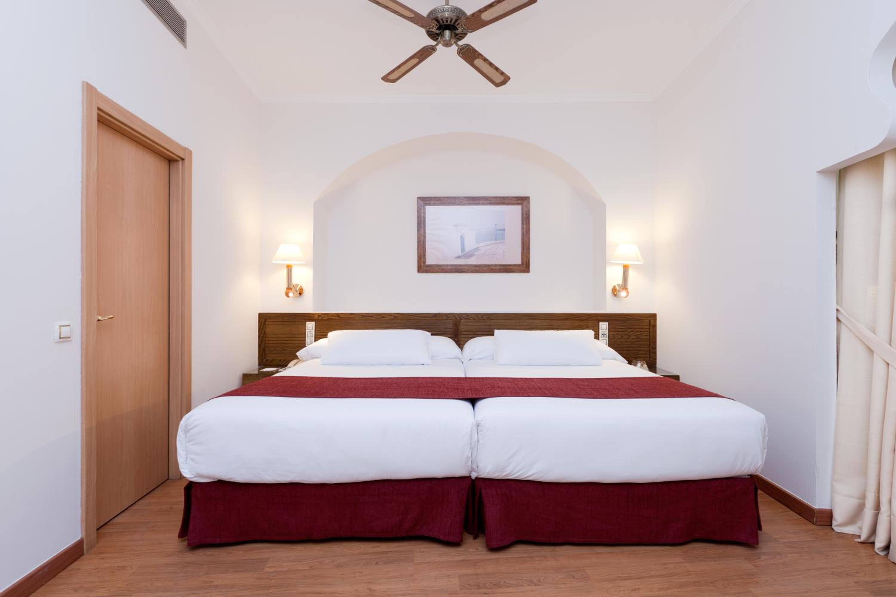 Junior Suite (2 Adults + 1 Child) - Photo 1