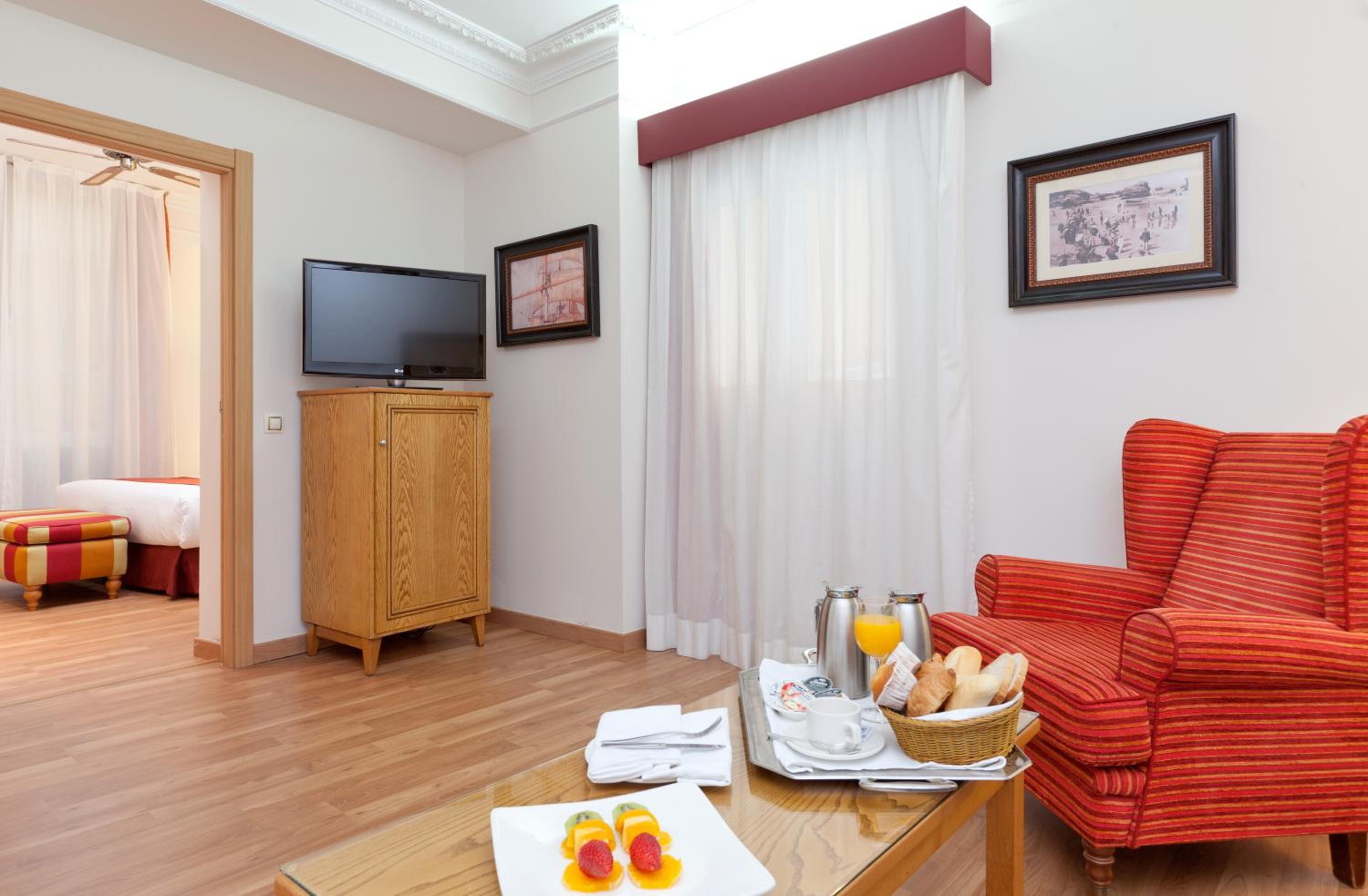 Junior Suite (2 Adults + 1 Child) - Photo 4