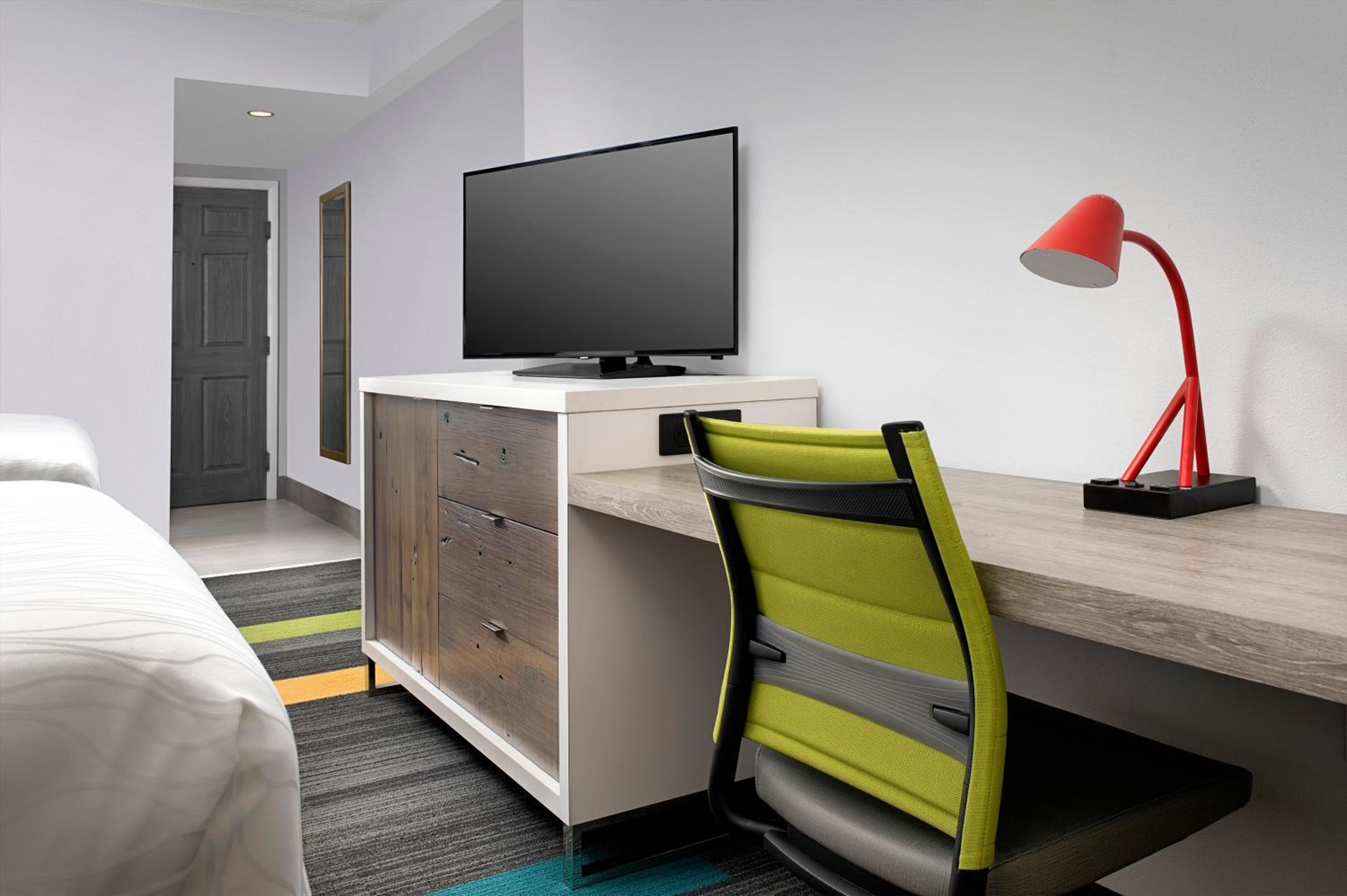 Queen Room with Two Queen Beds - City View - Photo 2