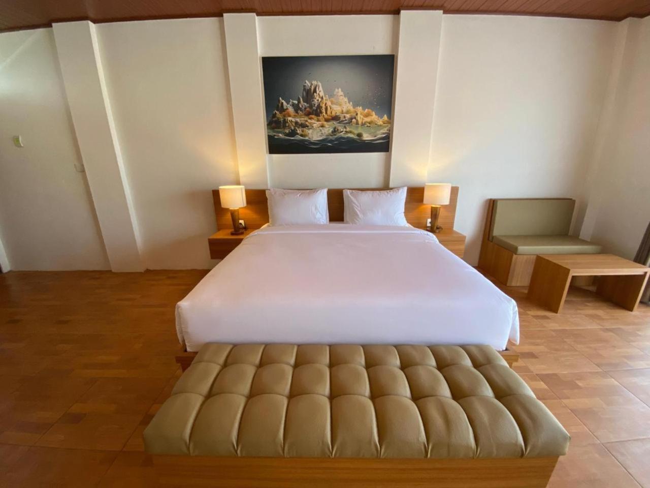 Deluxe Room (2 Adults + 1 Child) - Photo 4