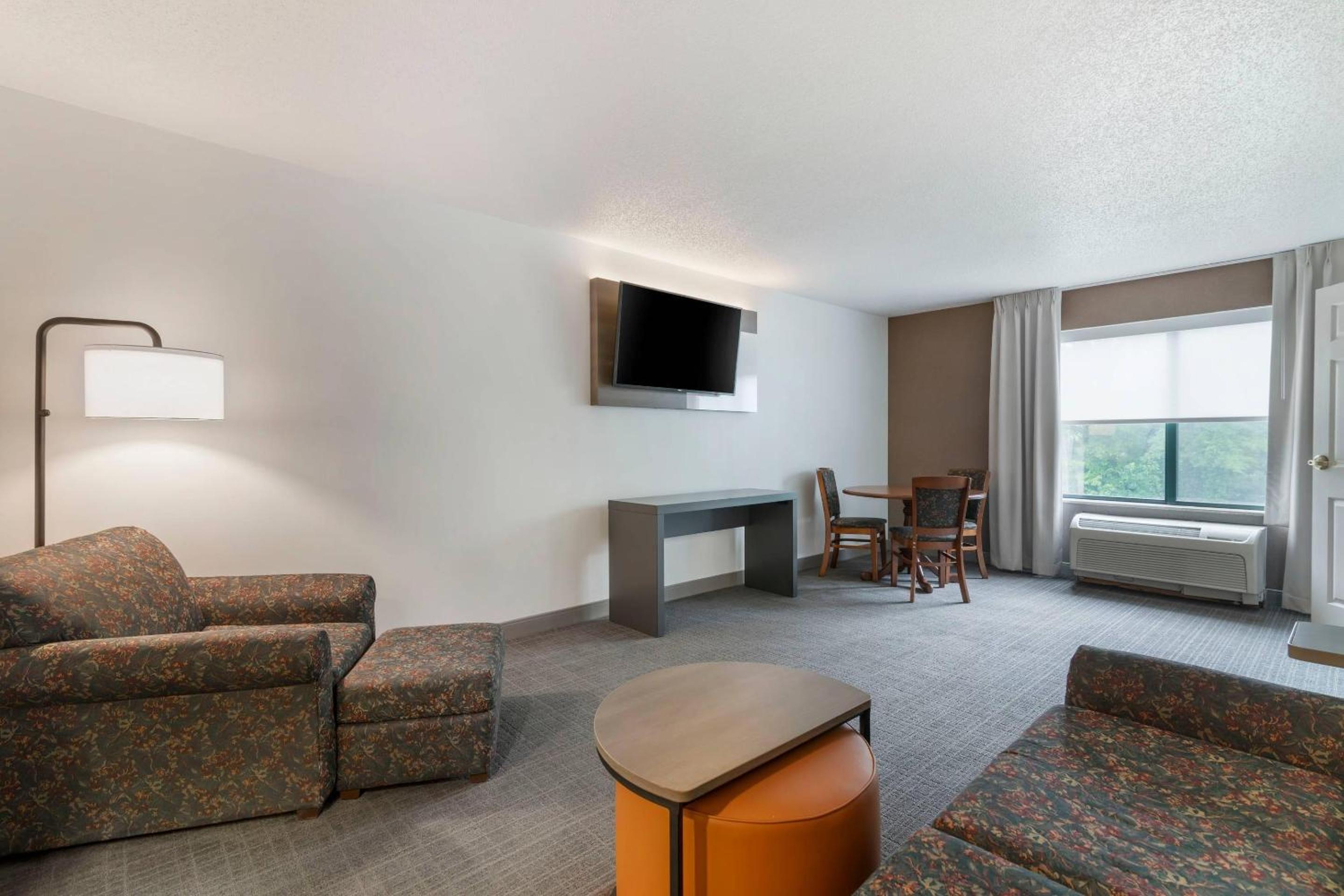 King Suite with Sofa Bed - Non-Smoking		 - Photo 2