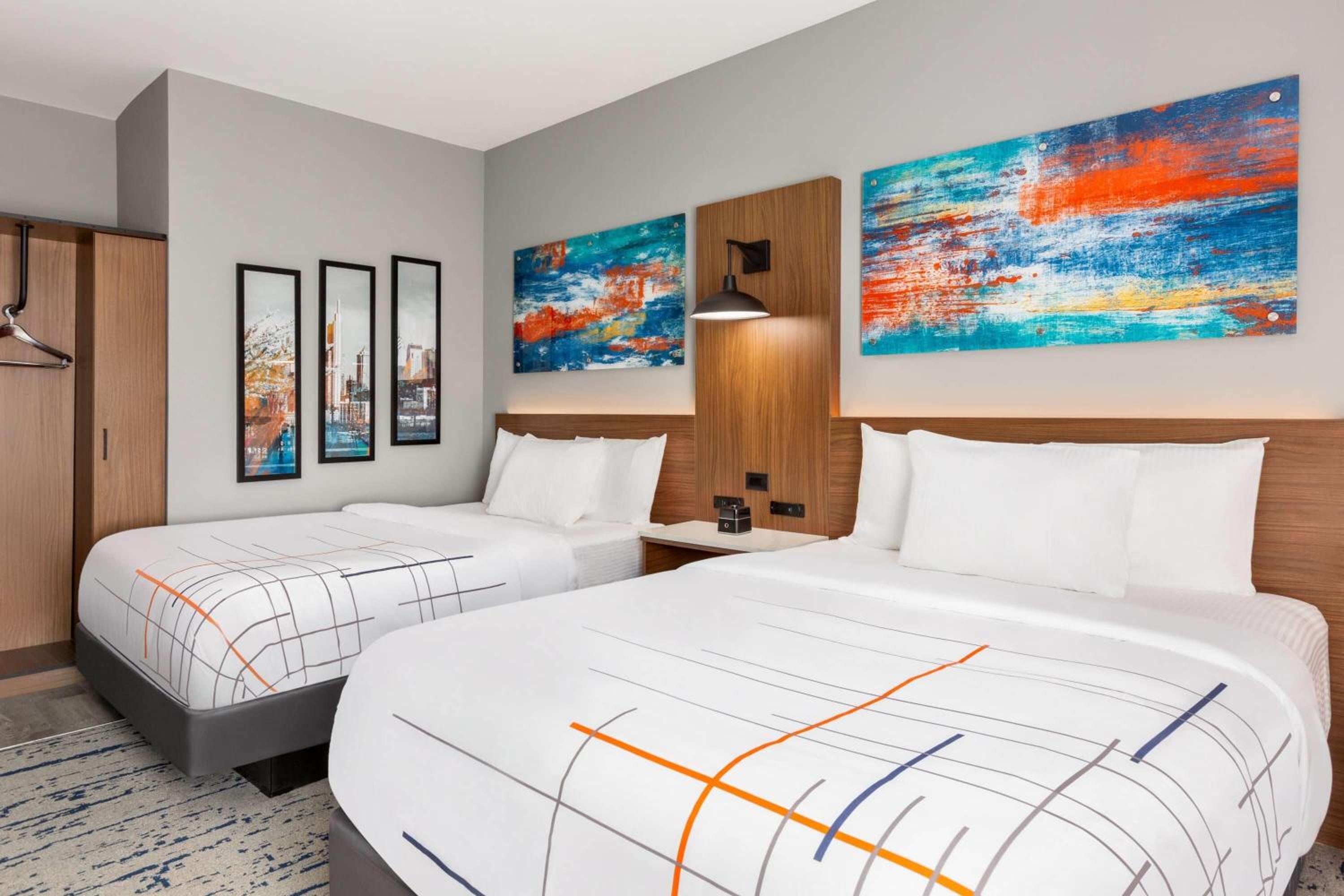 Deluxe Queen Room with Two Queen Beds and Sofa Bed - Non-Smoking - Photo 4