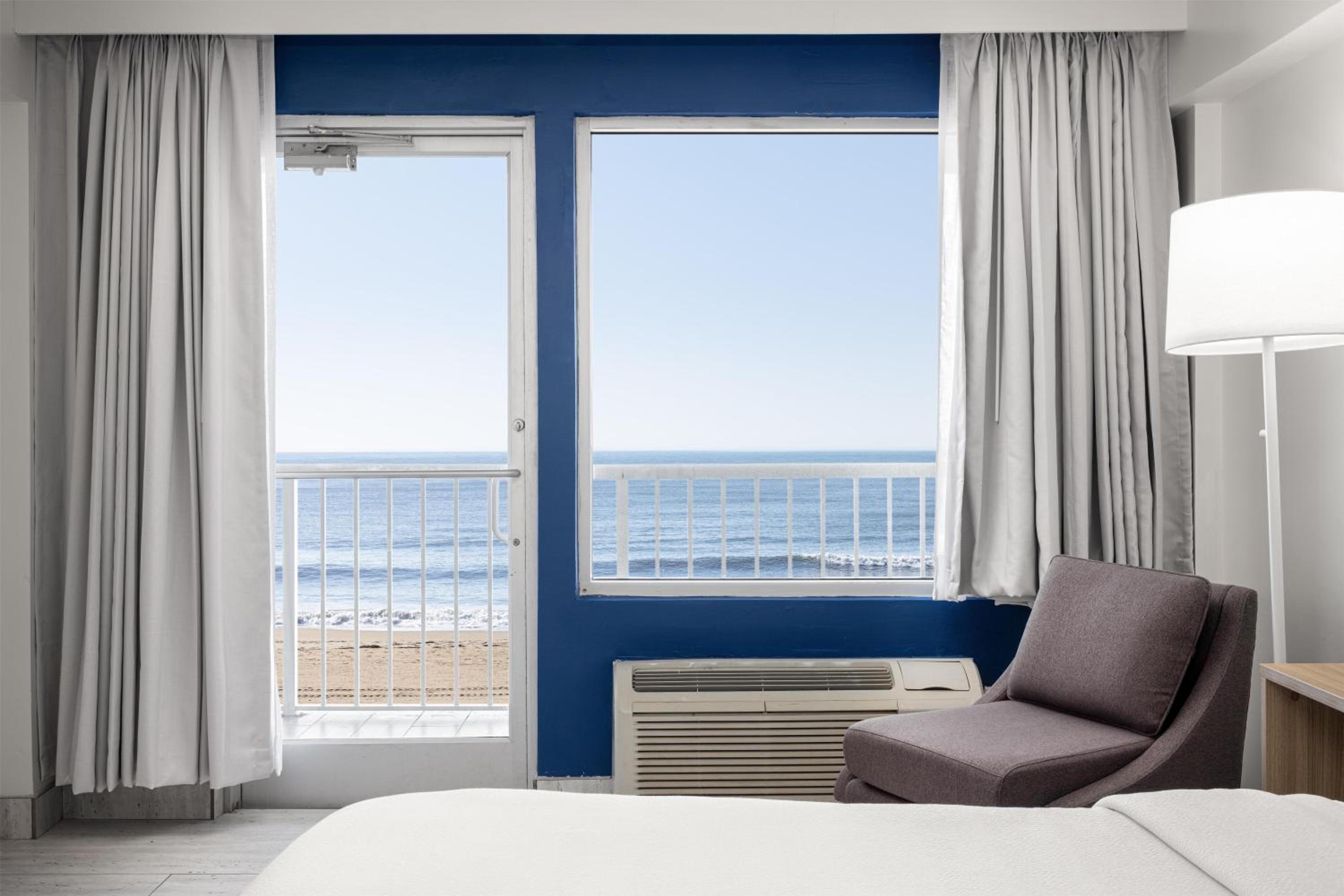 Oceanfront King Room - Photo 1