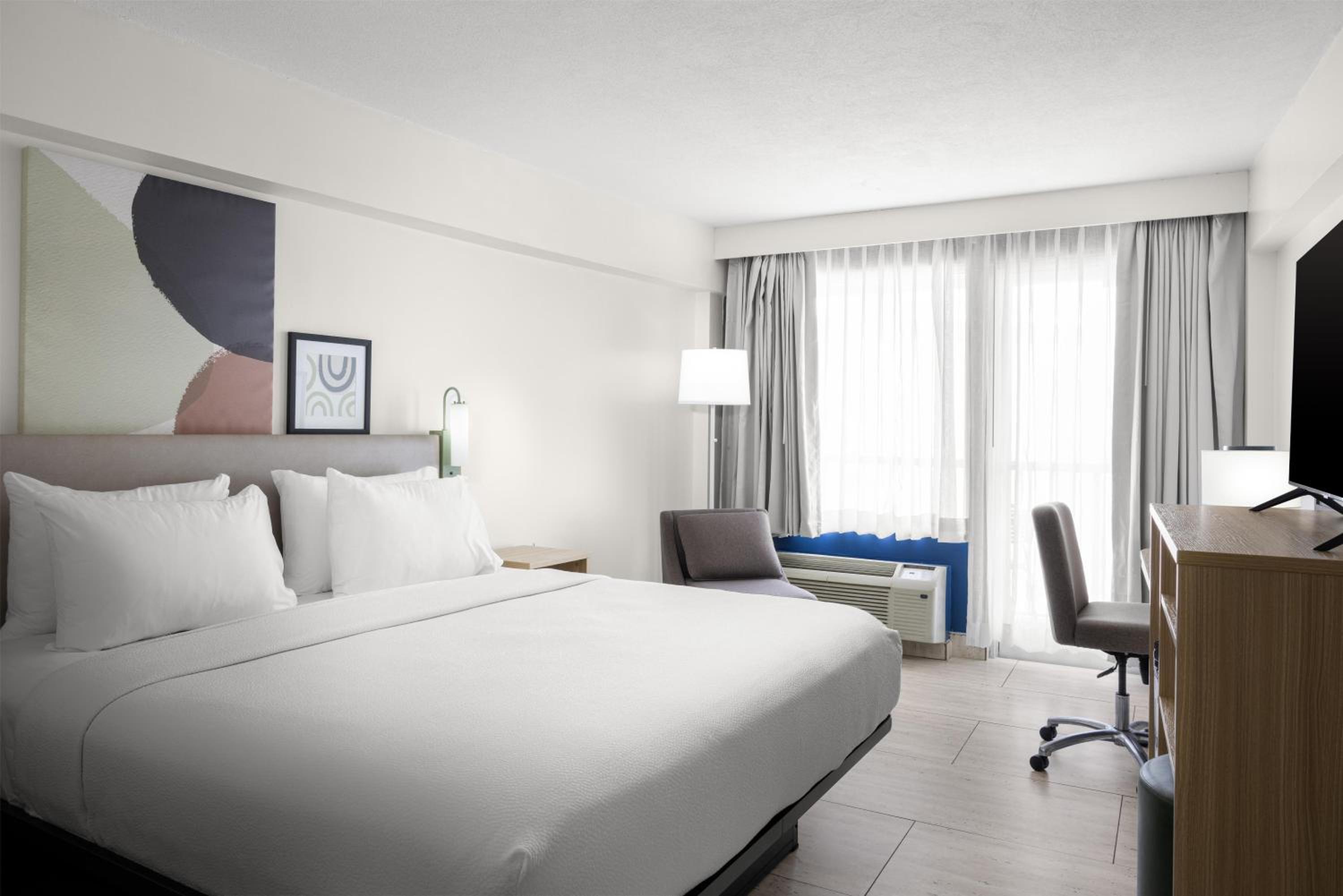 Oceanfront King Room - Photo 3
