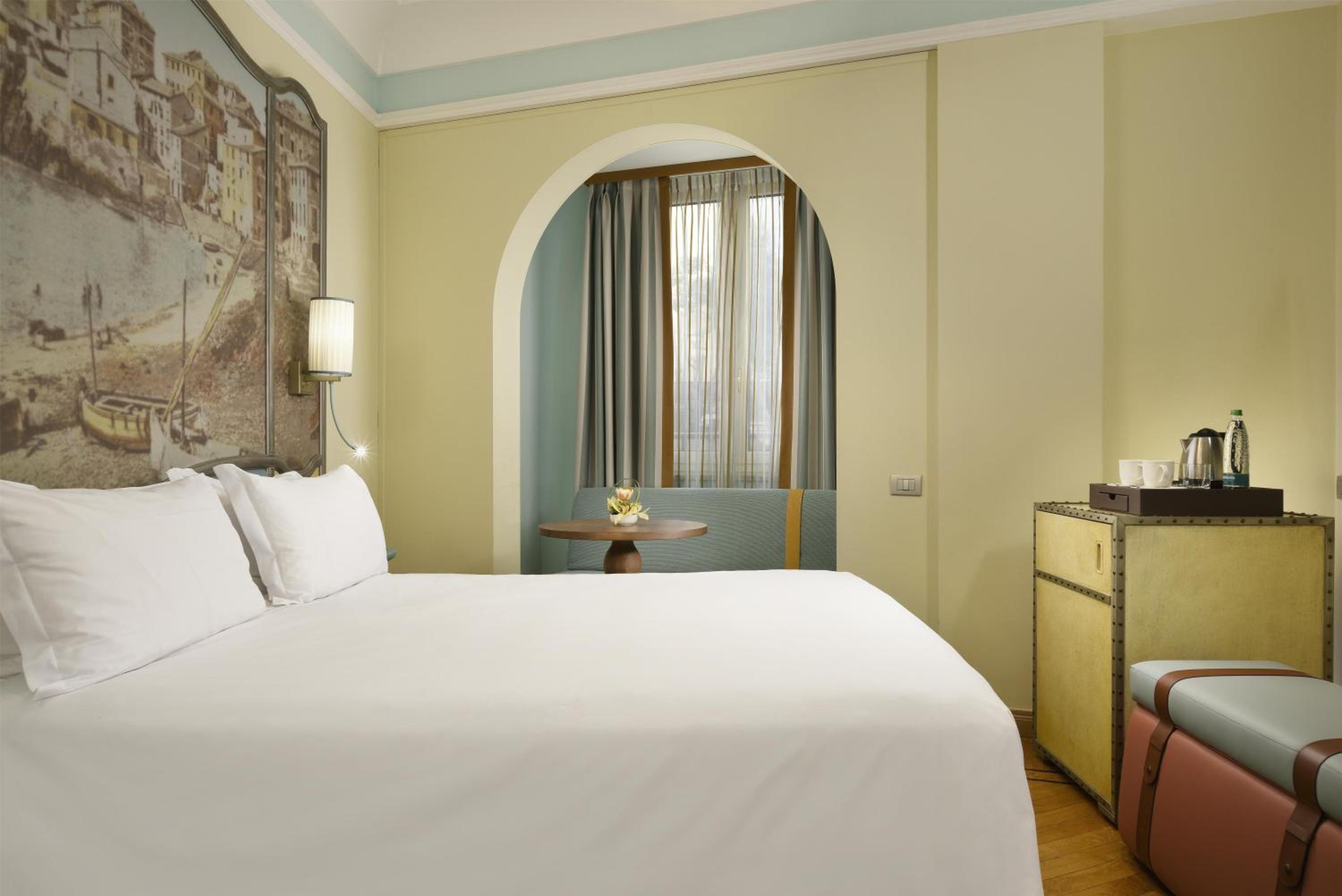 Queen Room thumbnail 5