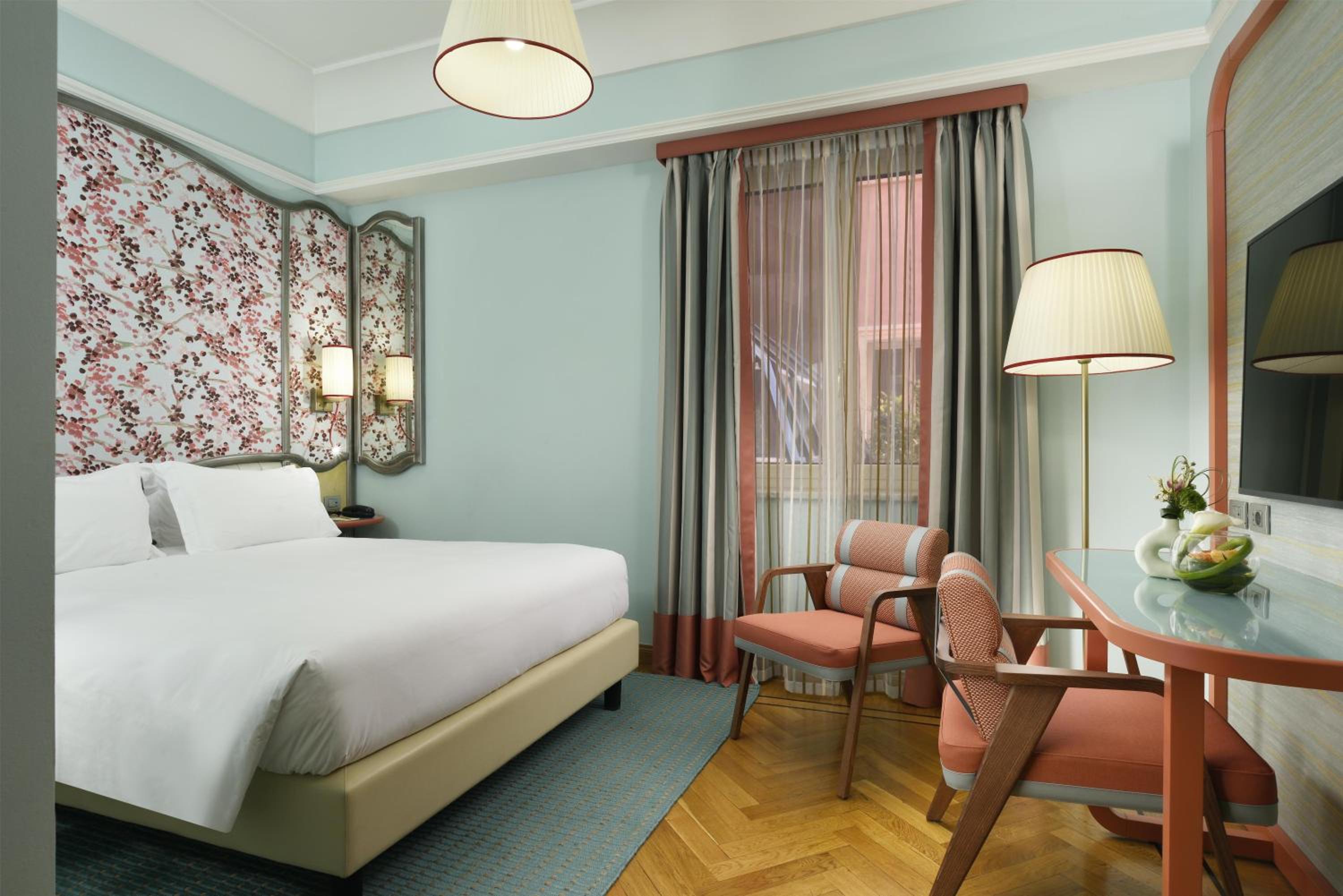 Queen Room thumbnail 6