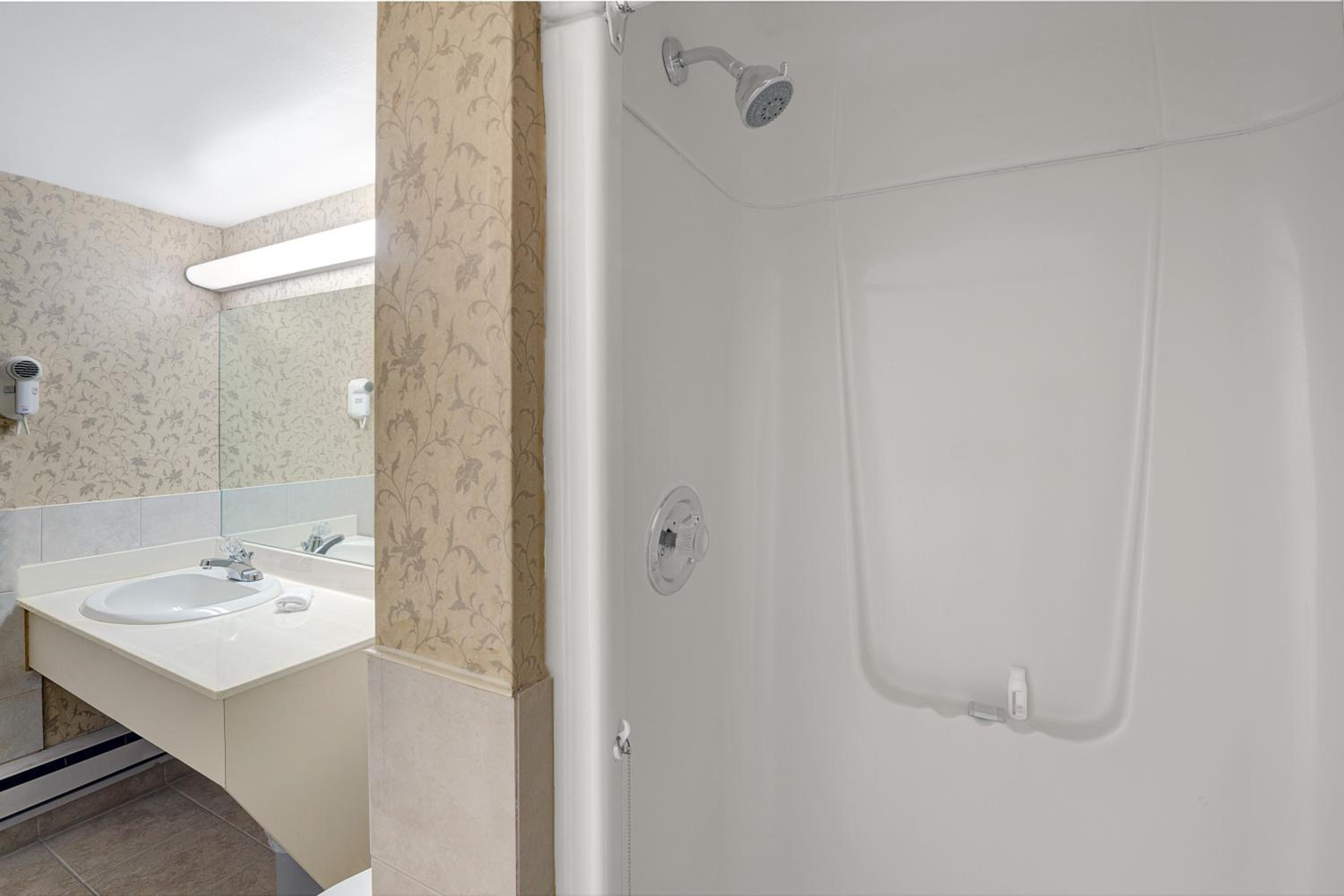 Deluxe King Room with Spa Bath- Non-Smoking - Photo 3