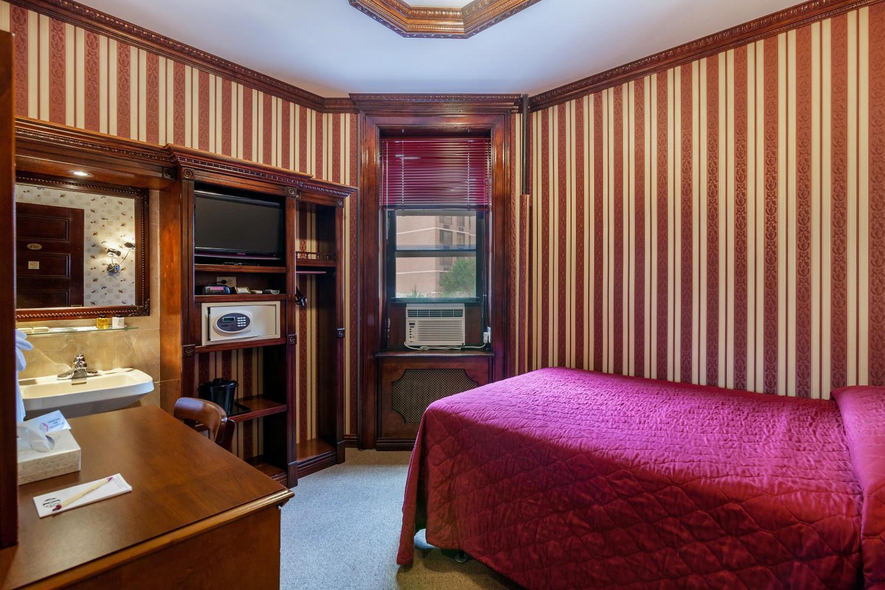 Single Room with Shared Bathroom photo 2