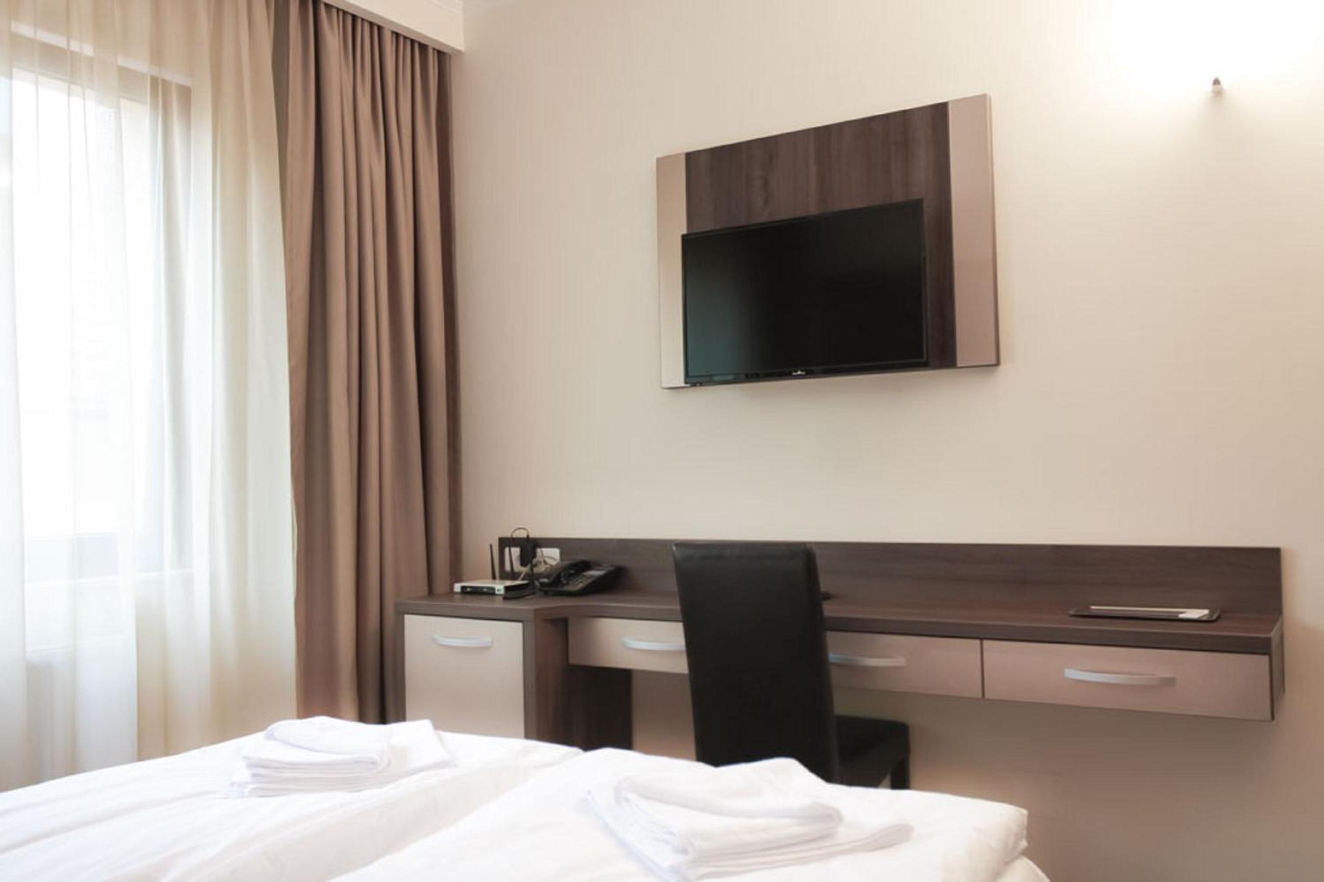 Standard Twin Room - Photo 1