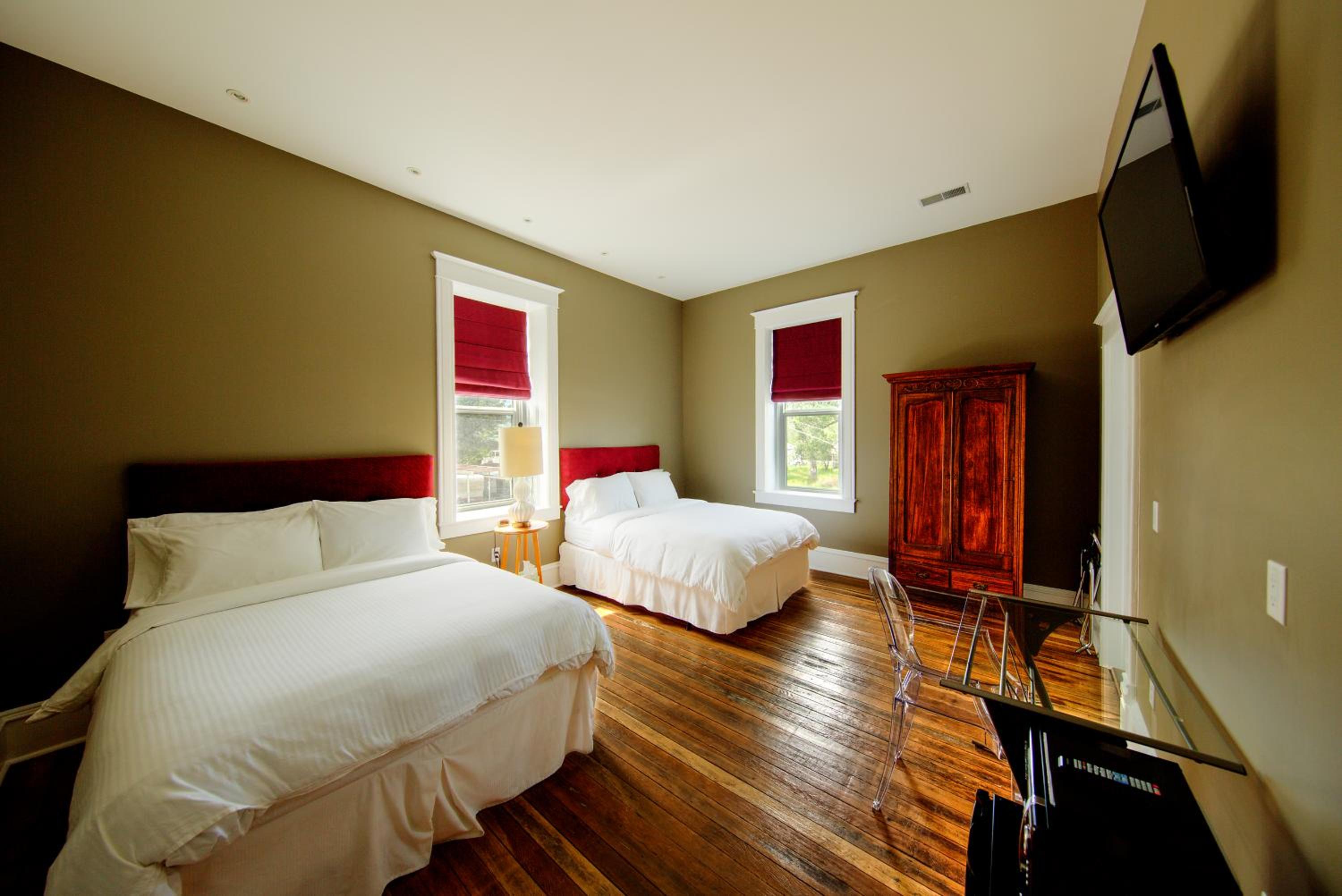 Deluxe Queen Room with Two Queen Beds photo 1