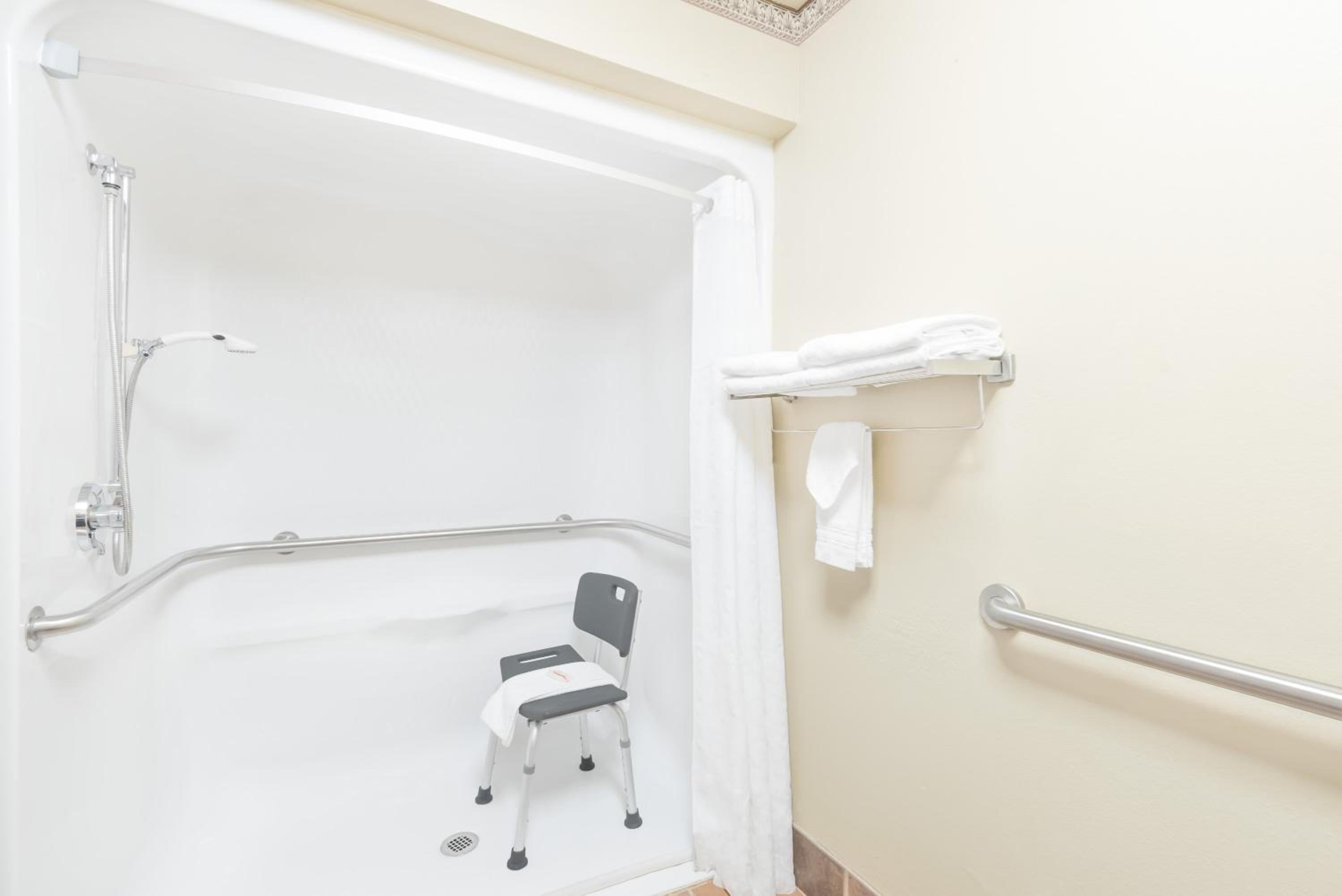 Queen Room with Two Queen Beds - Mobility Access/Non-Smoking - Photo 10