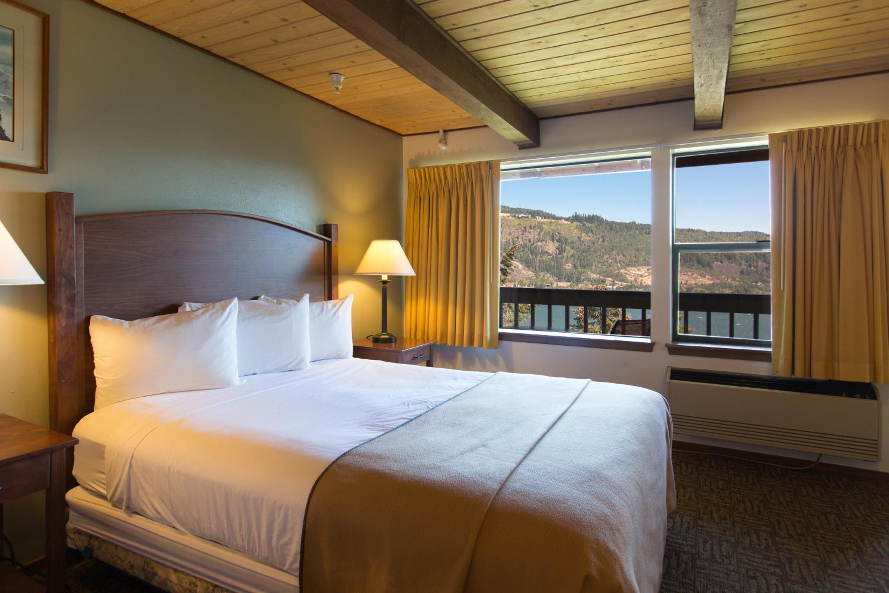1 King Bed, River View with Balcony (Pet-Friendly) photo 1