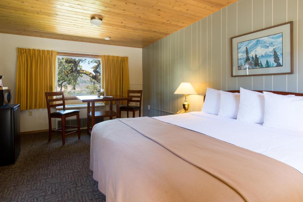 1 King Bed, Partial River View (Pet Friendly) photo 1