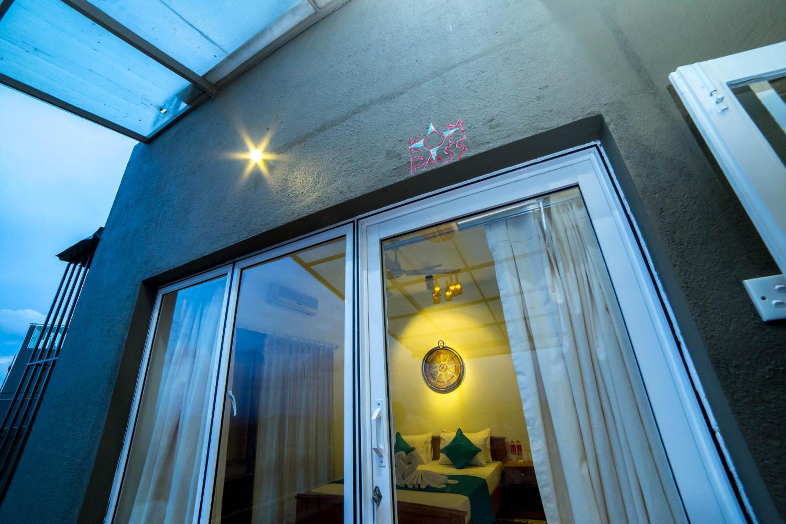 Deluxe Double Room with Balcony photo 3