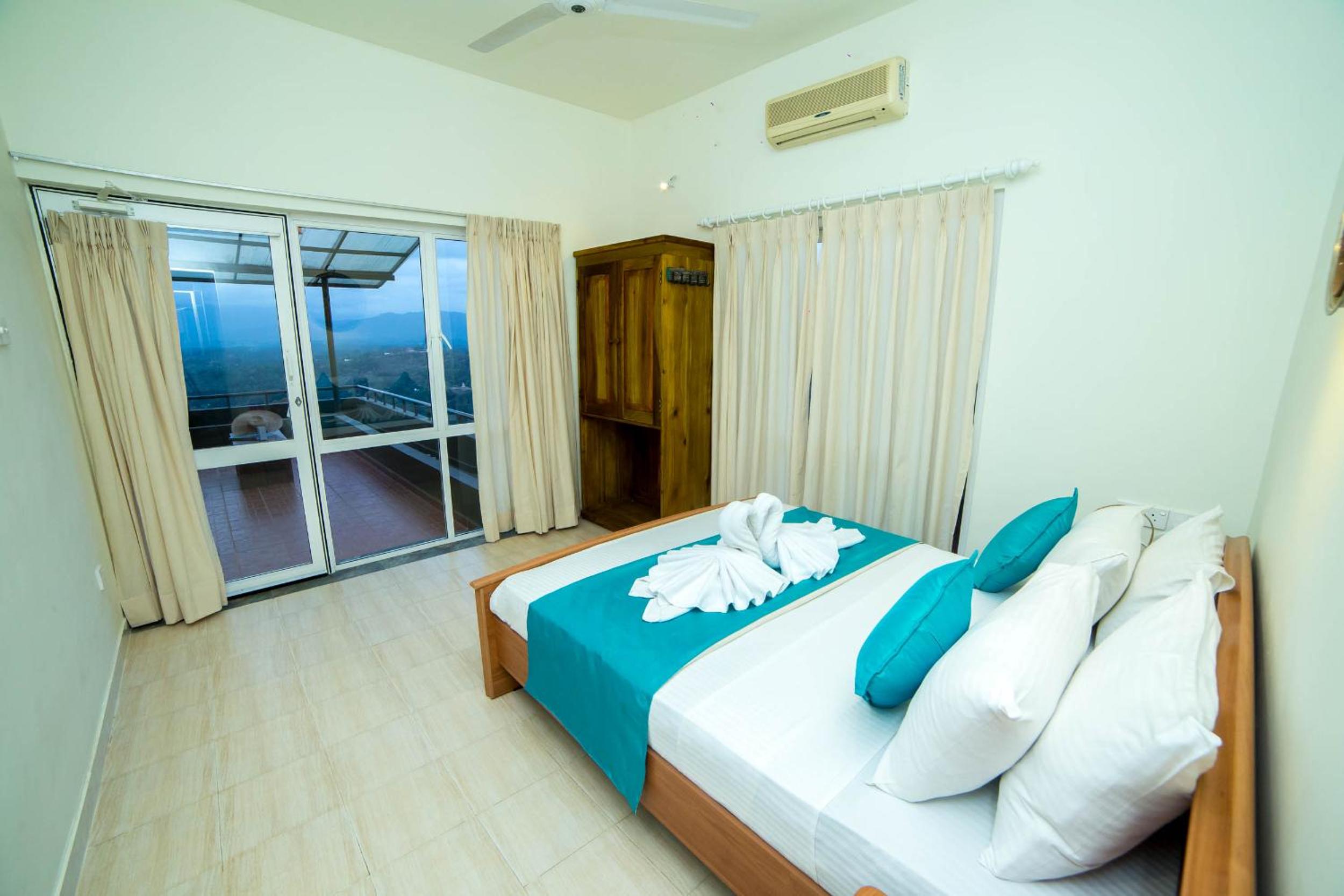 Staycation Offer: Deluxe Room with Complimentary Breakfast and Dinner for 2 pax  photo 3