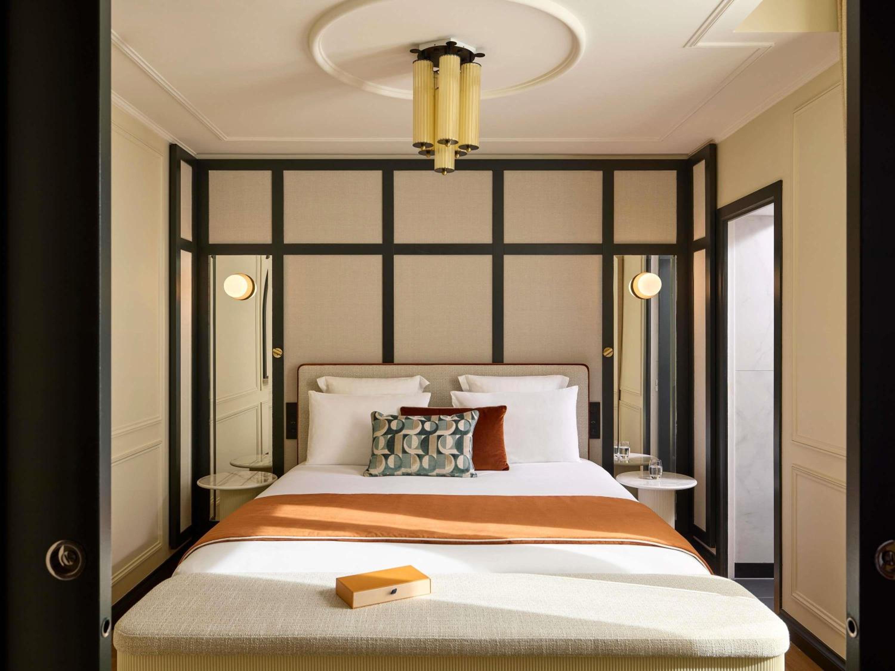 Deluxe King Suite with Sofa Bed thumbnail 5