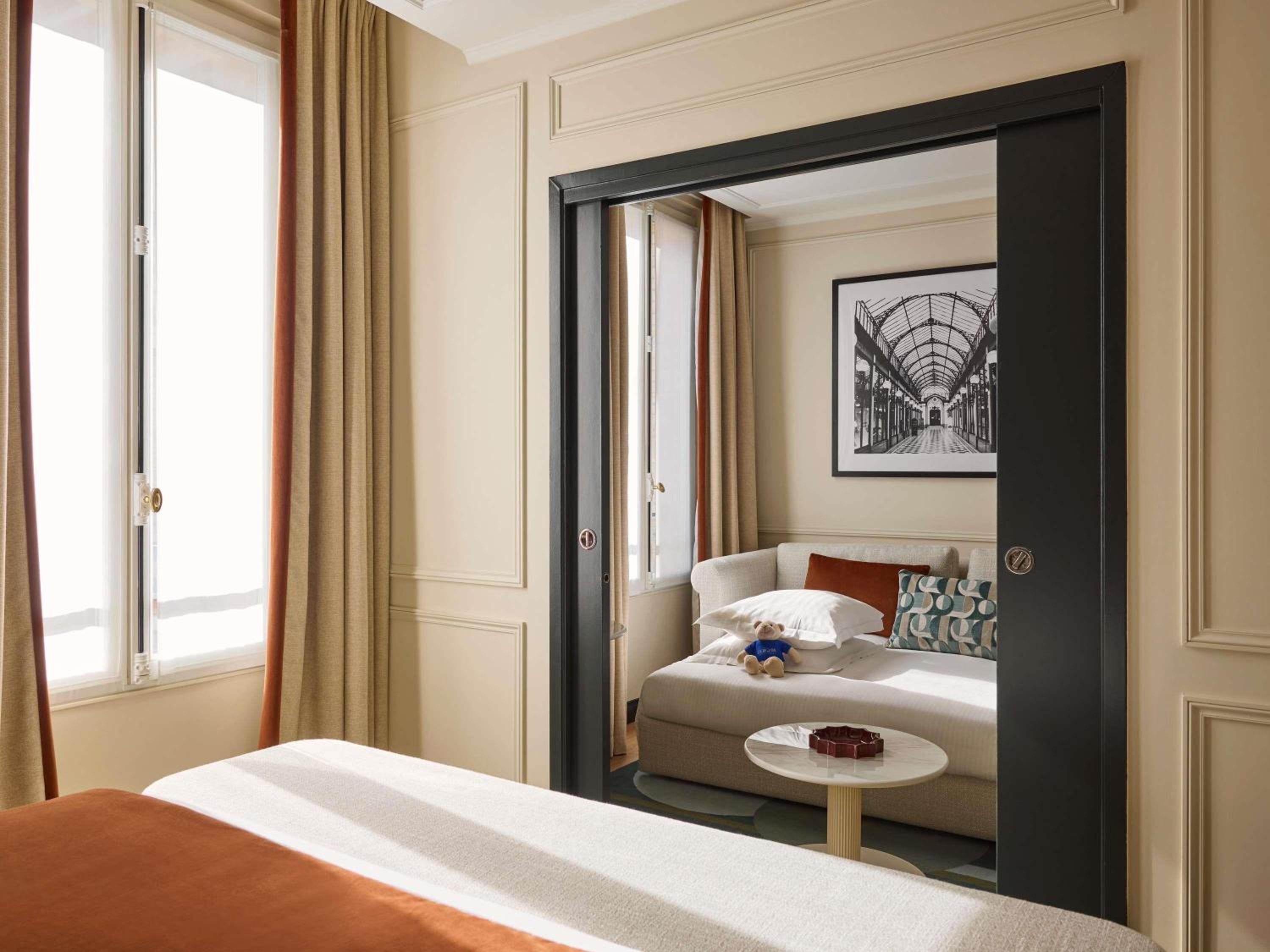 Deluxe King Suite with Sofa Bed thumbnail 6