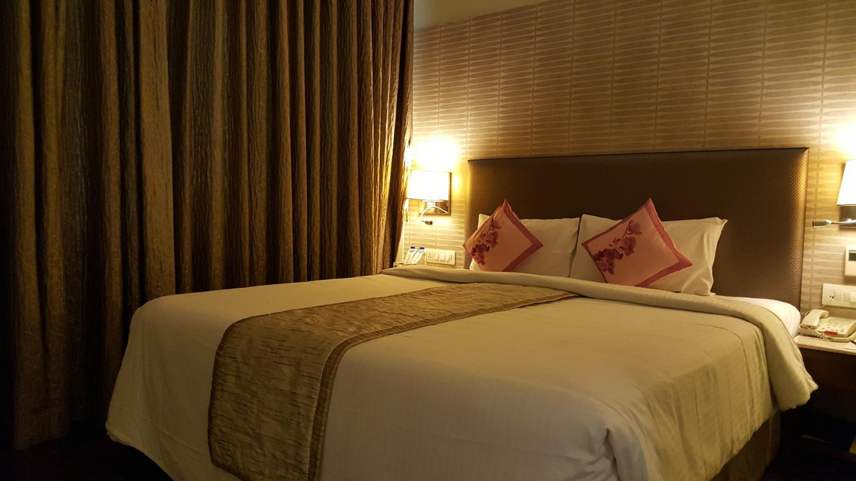 Suite Room – One way Airport Transfer , 25 % Discount on Food & Beverage and 15% Discount on Laundry Services photo 2