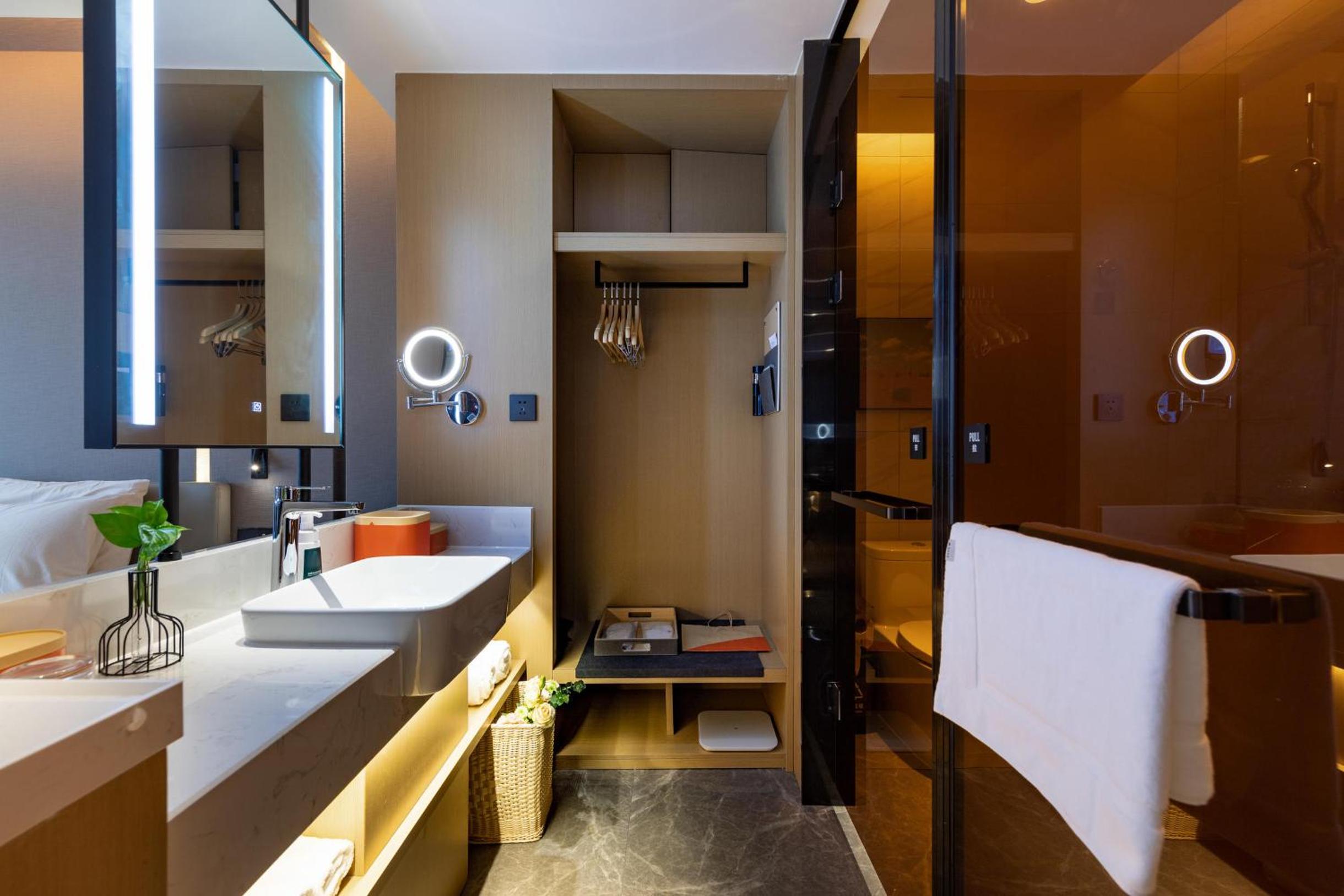 Deluxe Double Room with Balcony photo 3