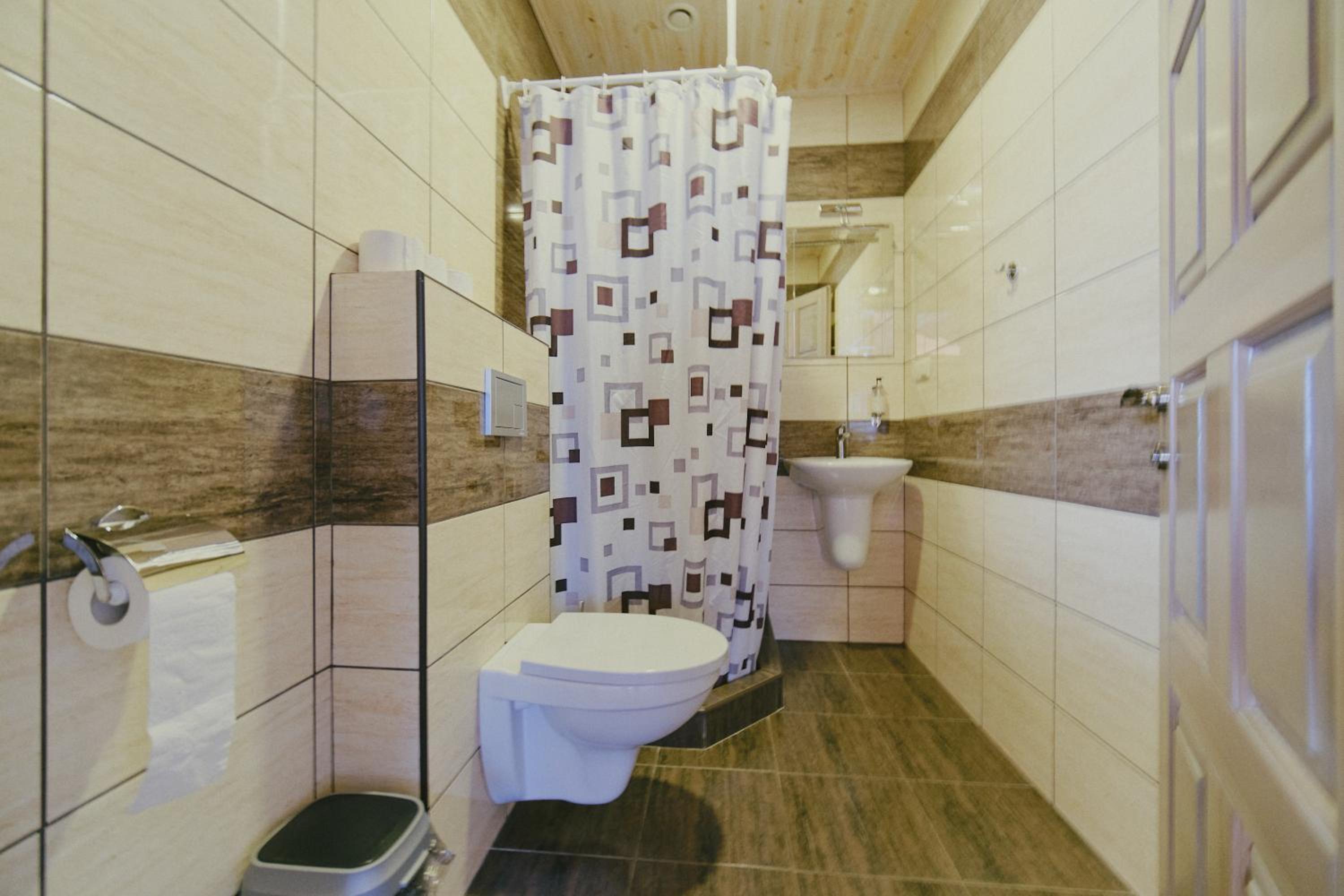 Quadruple Room with Bathroom - Photo 2