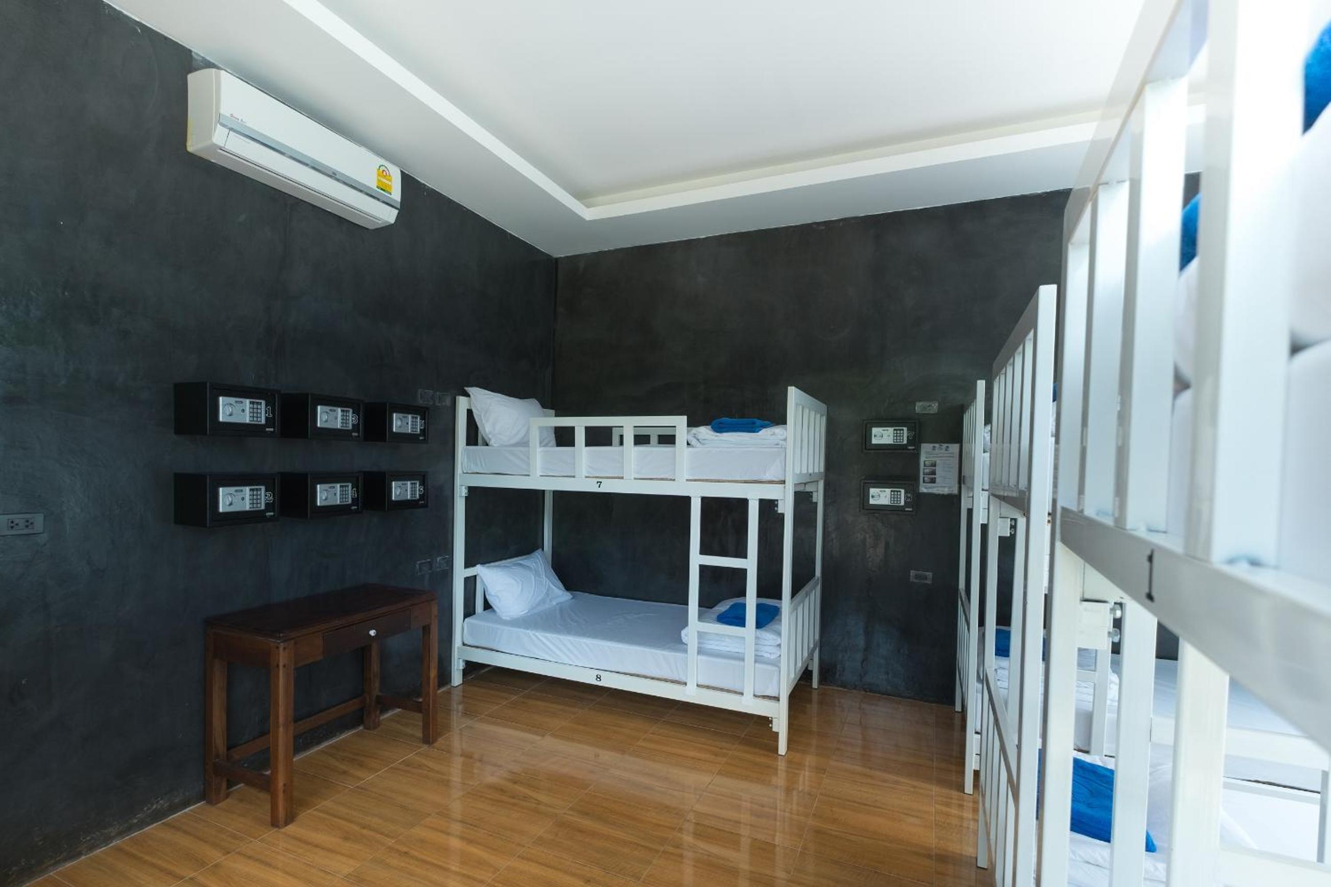 Cama en Dormitorio Mixto de 8 Camas con Vista al Mar - Aire Acondicionado disponible de 5 pm a 11 am diariamente