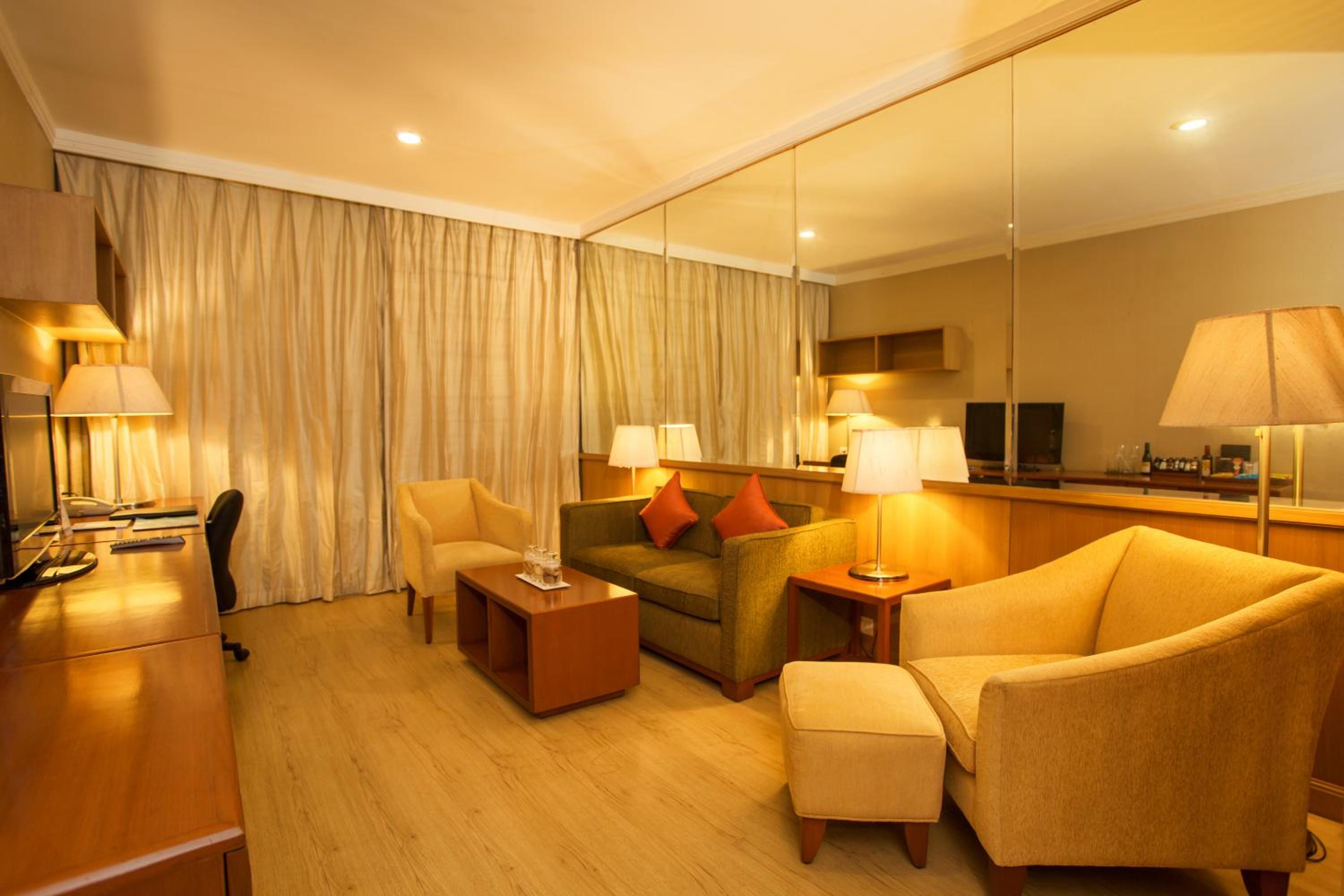 Executive Suite - Photo 2