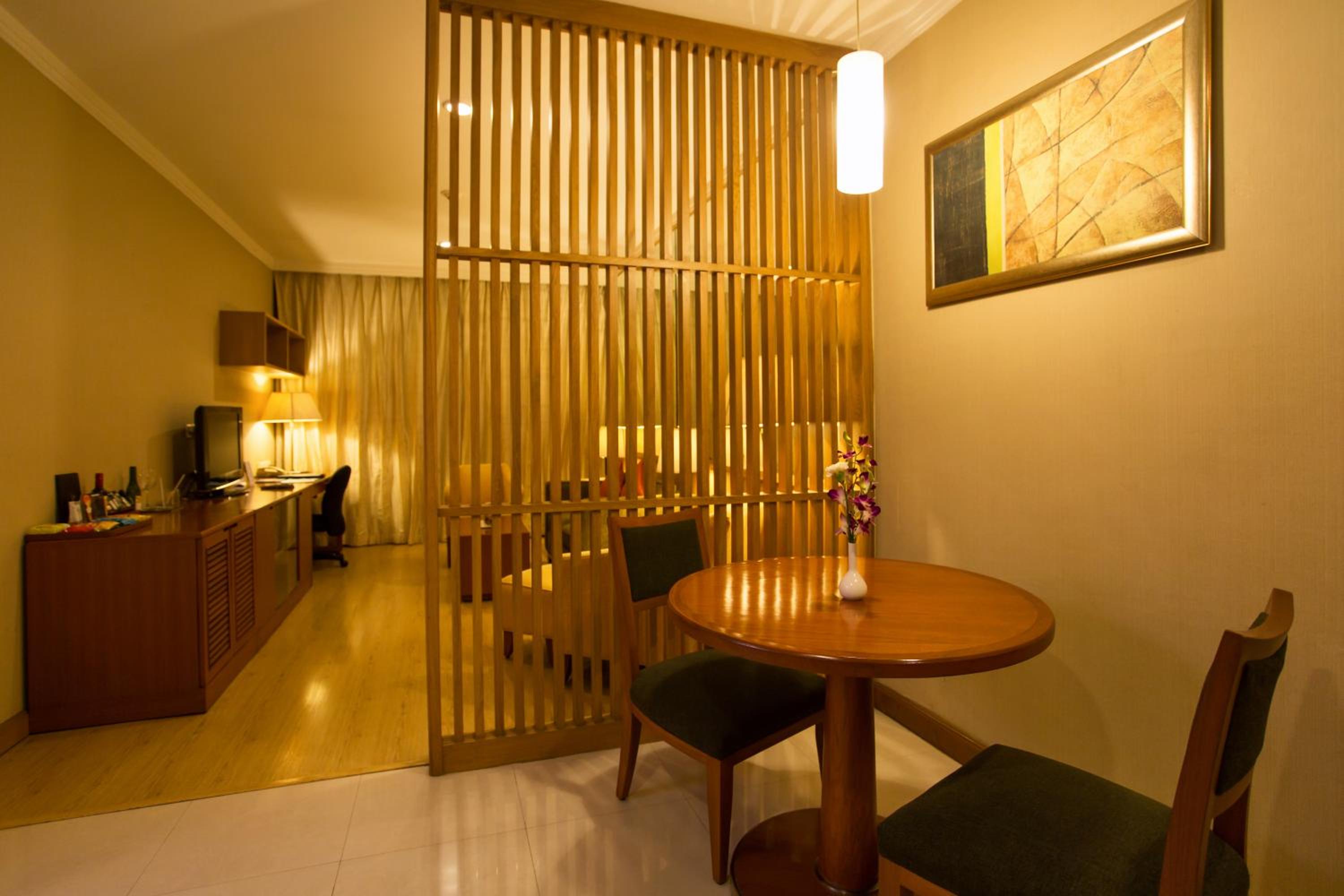 Executive Suite - Photo 4