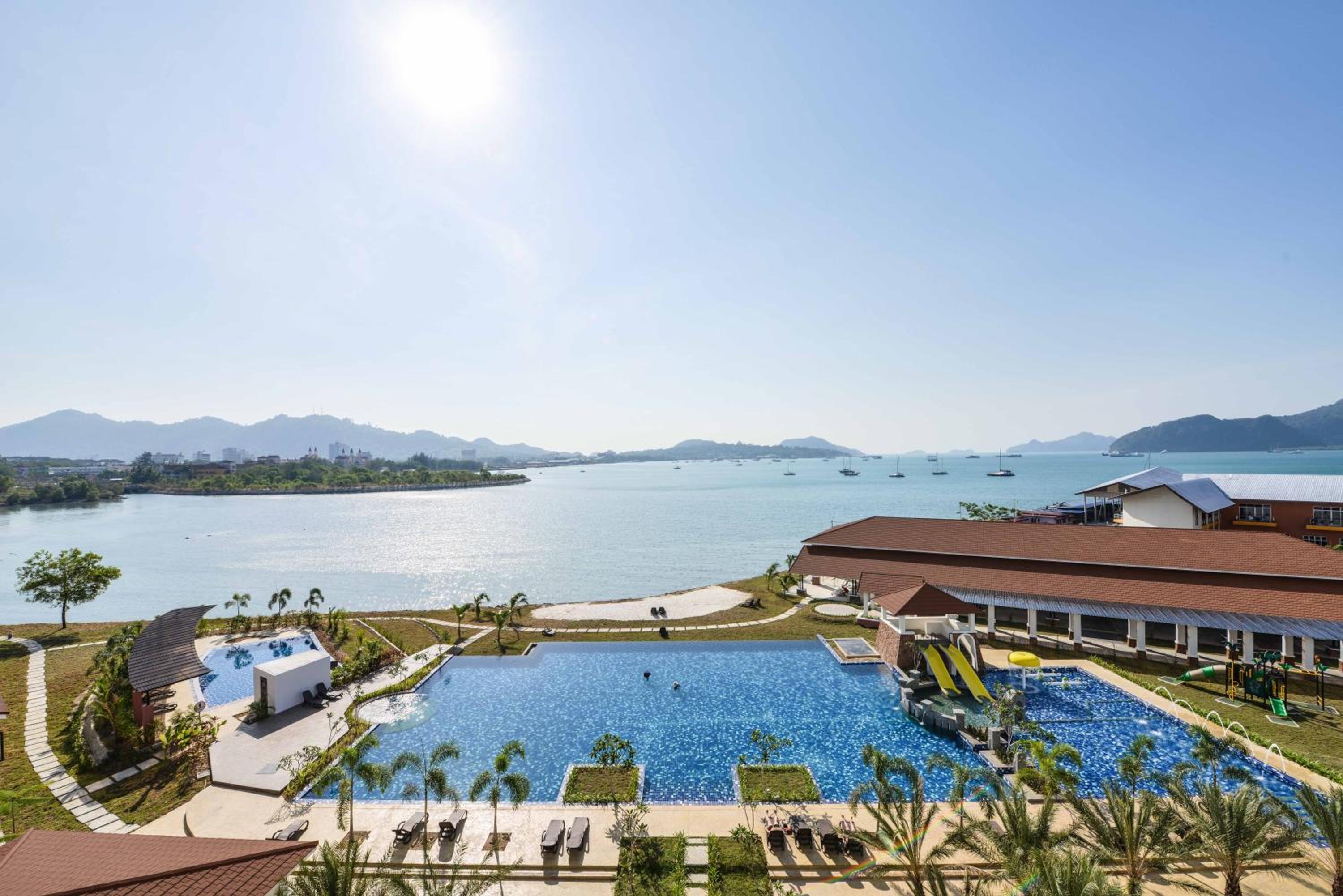 Deluxe Seaview - Breakfast & High Tea Retreat for 2 pax