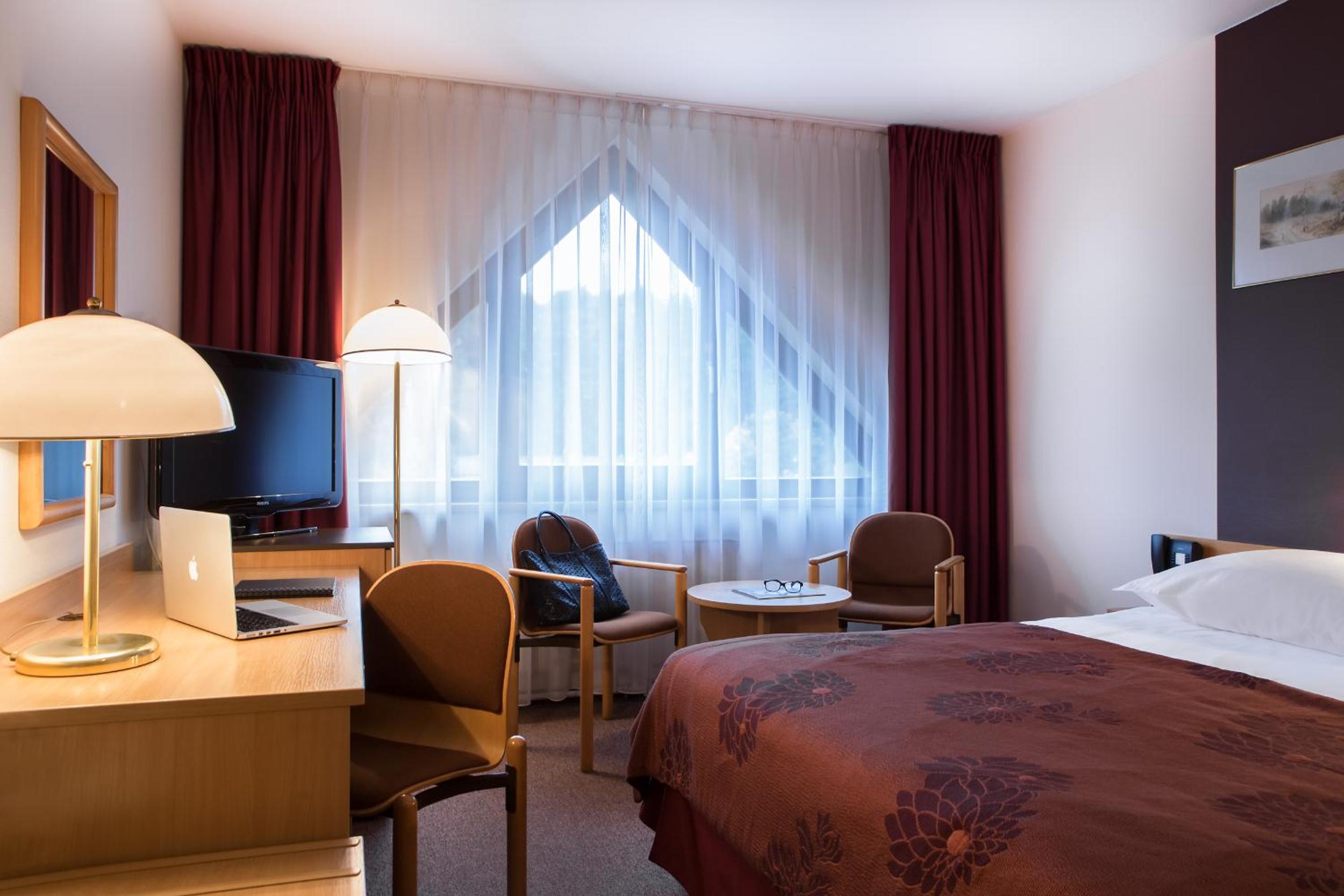 Standard Double Room with Double Bed - Photo 11