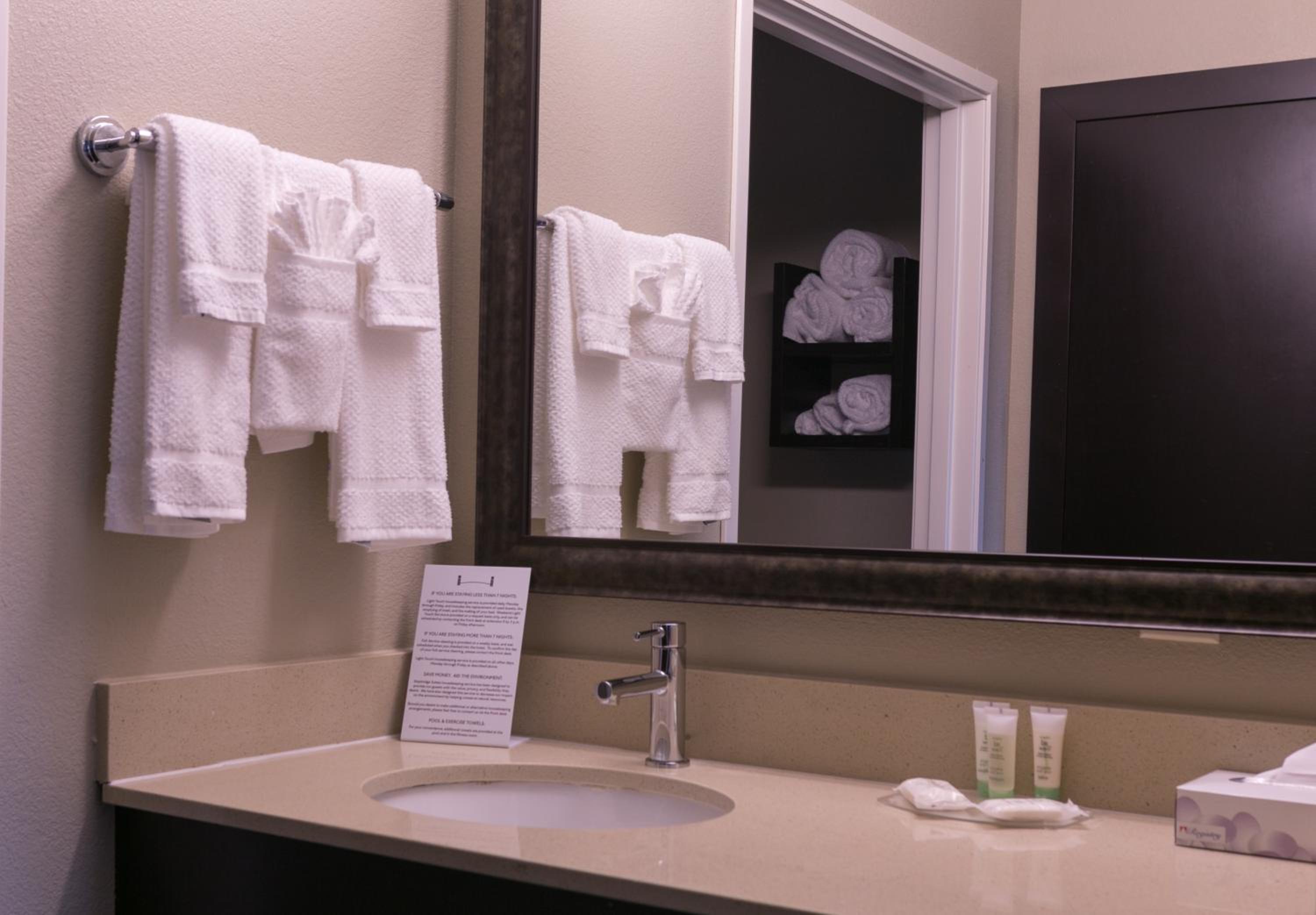 Studio Queen Suite With Accessible Tub thumbnail 5