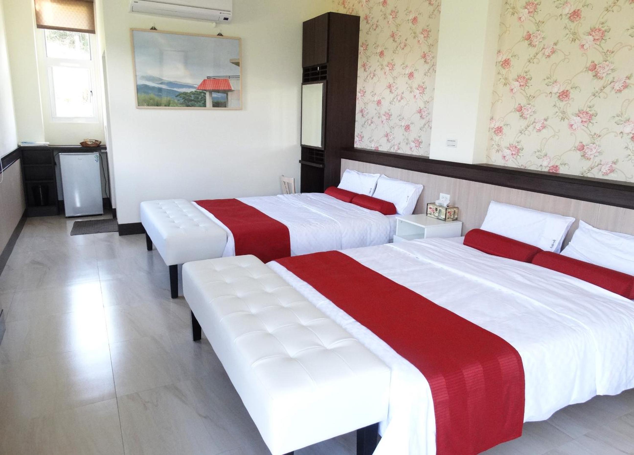 Quadruple Room with Mountain View photo 3