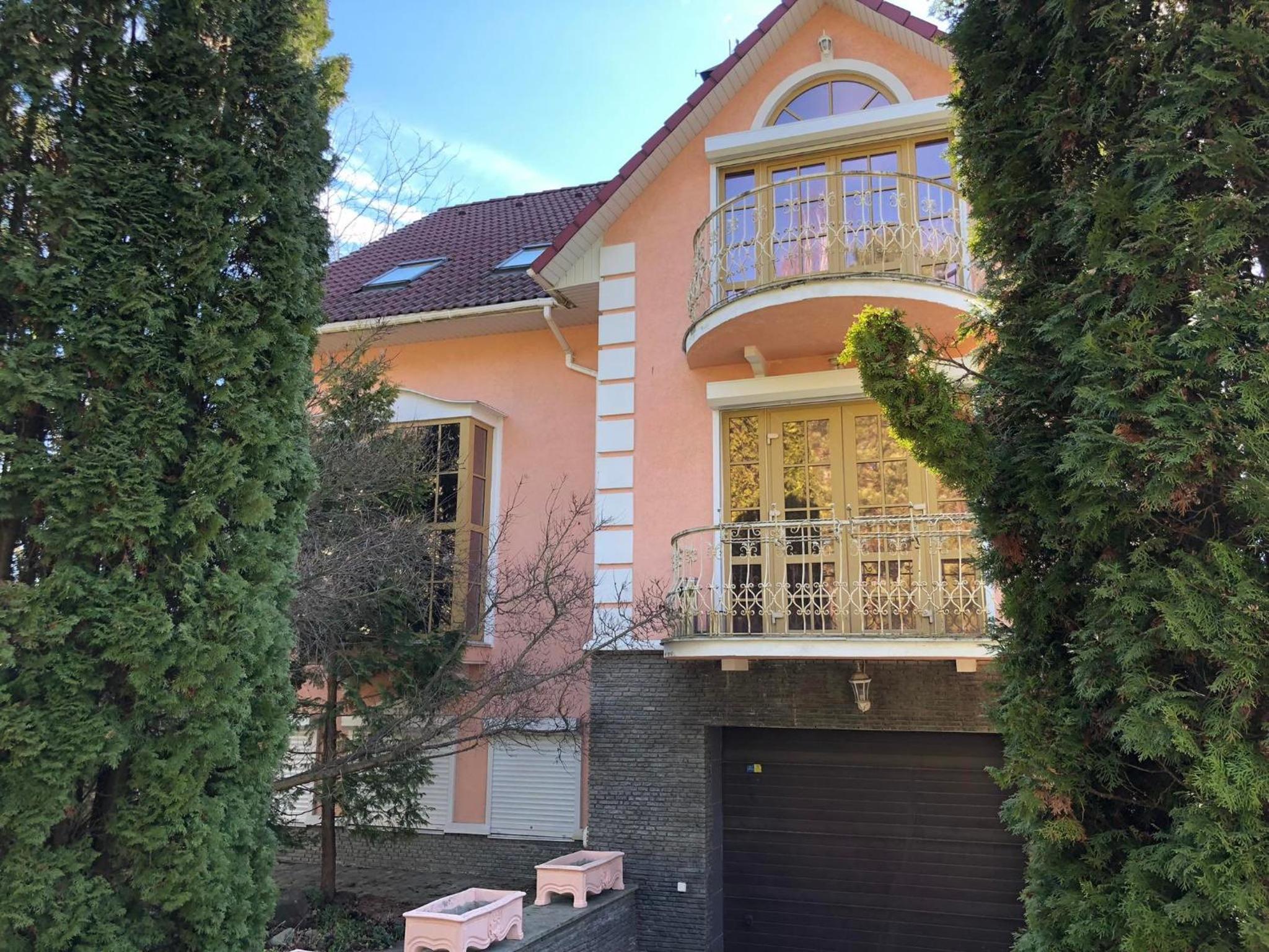 Four-Bedroom House photo 2