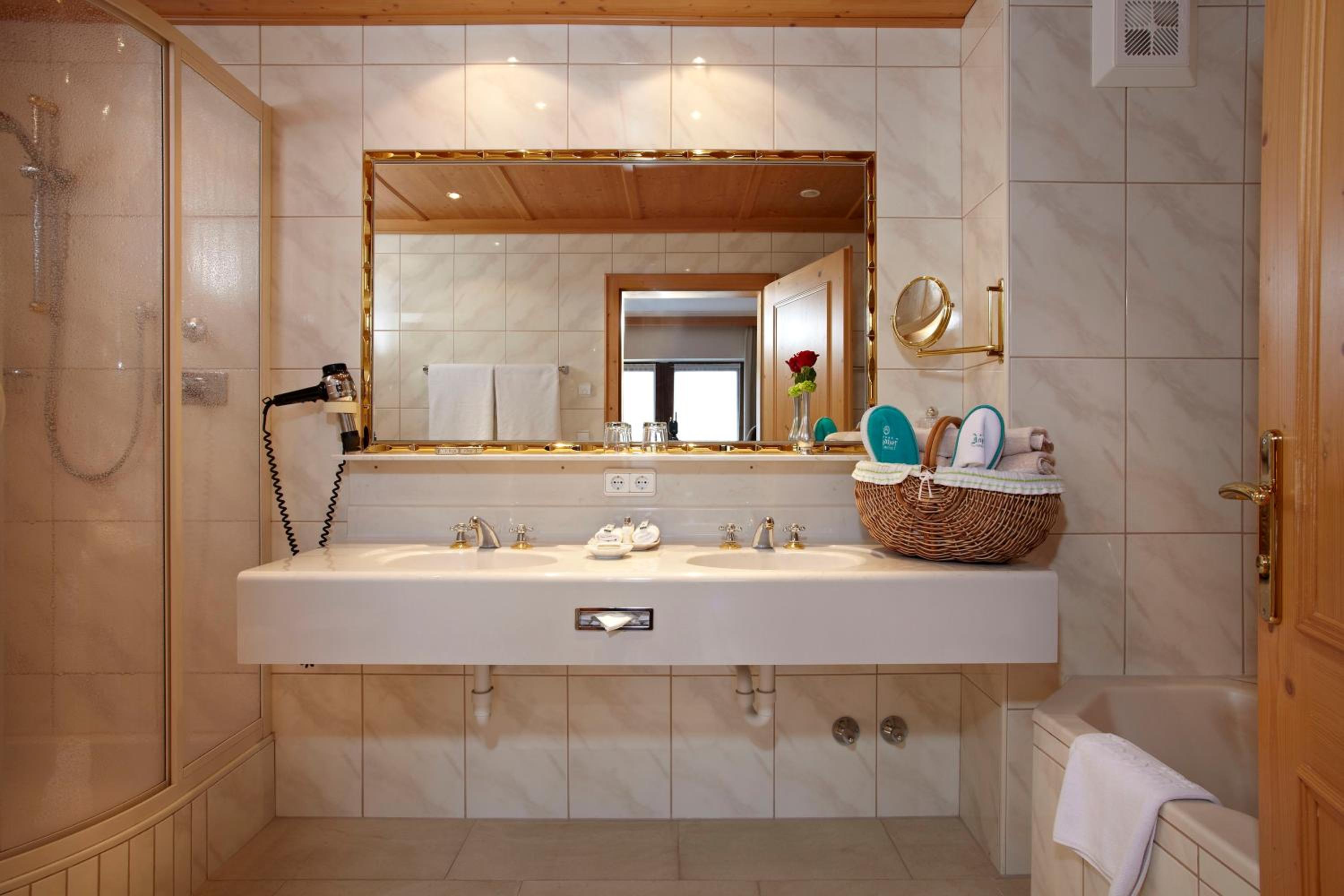 Superior Double Room with Mountain View thumbnail 5