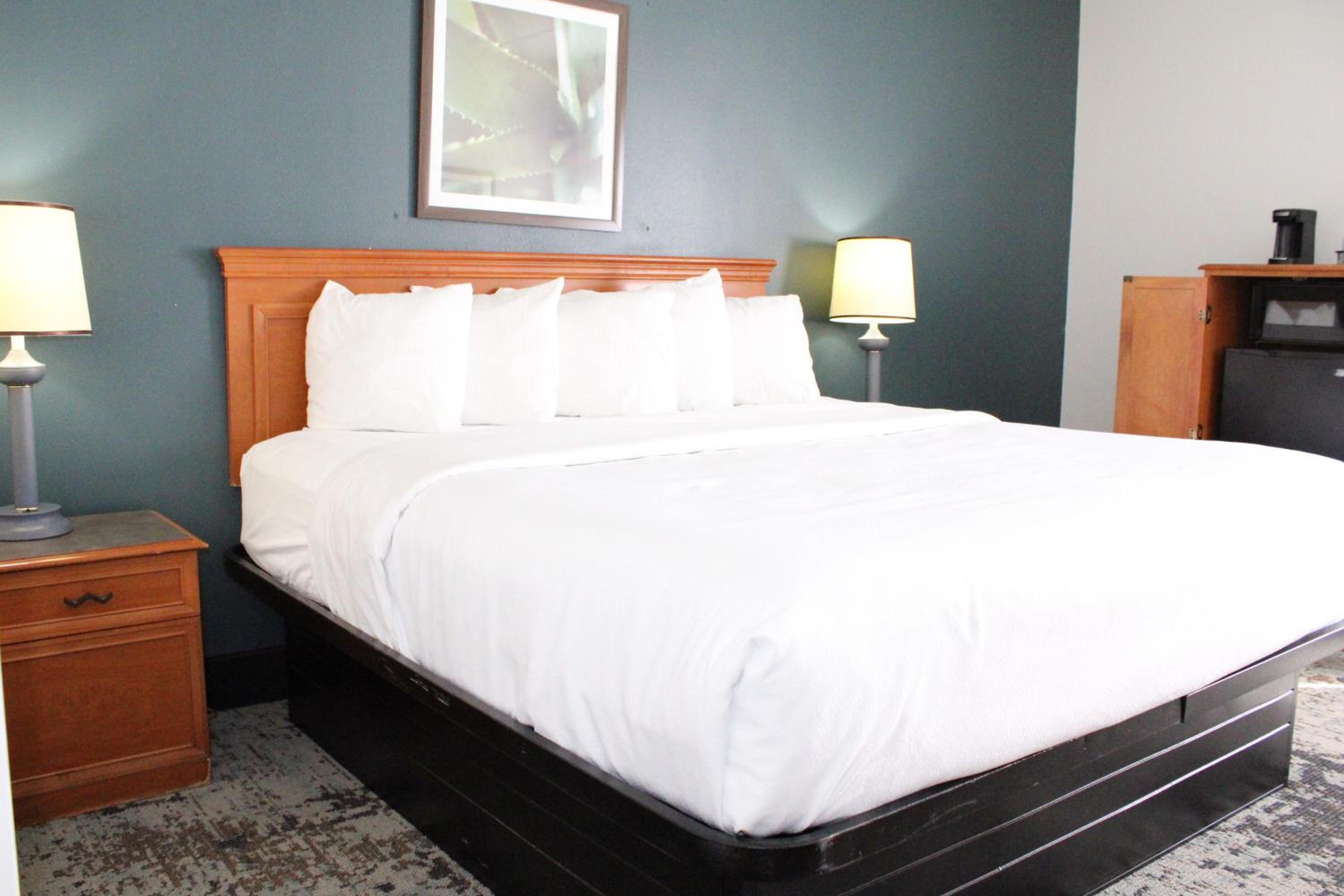 Deluxe King Room - Photo 2