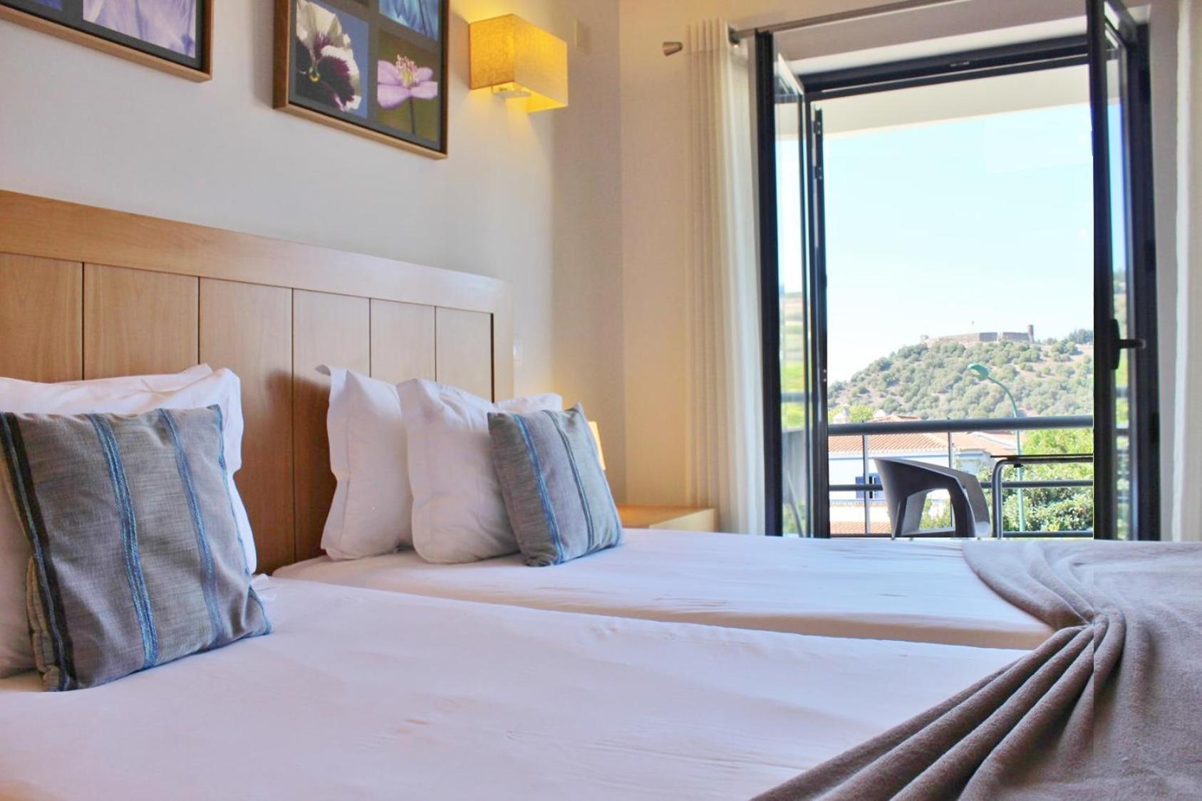 Twin Room with Balcony - Photo 3