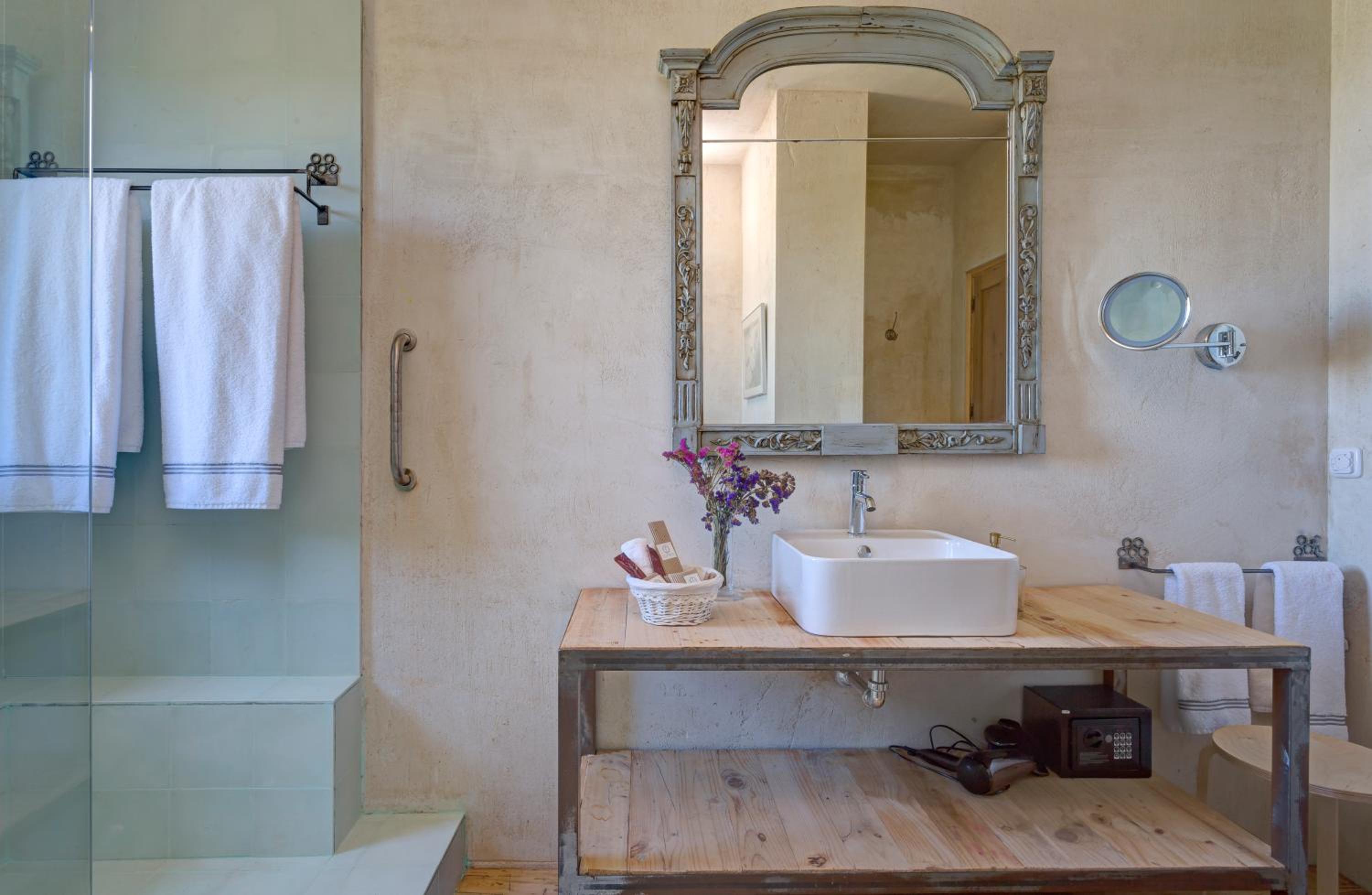 Deluxe Double or Twin Room with Lake View photo 3