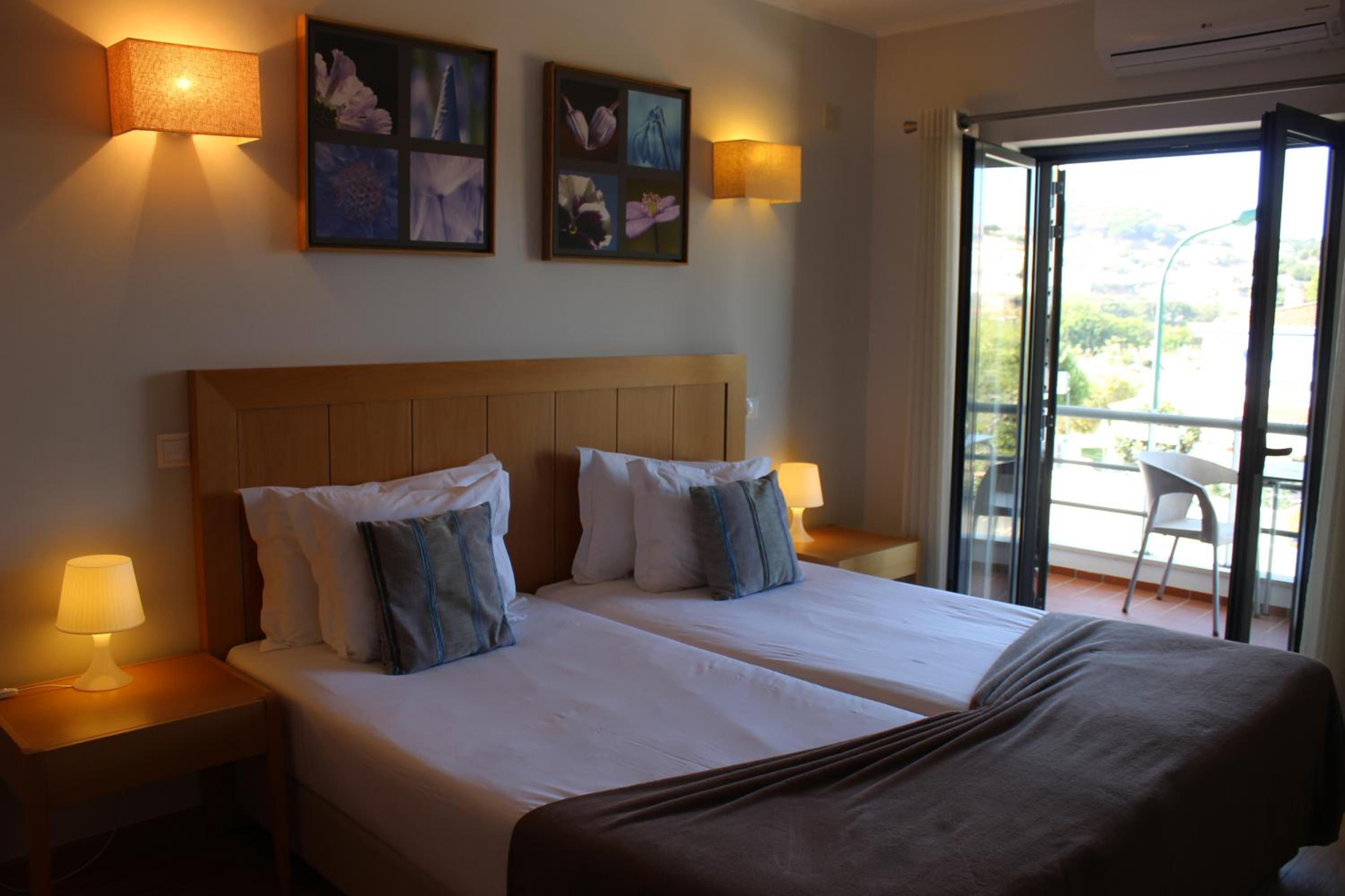 Twin Room with Balcony - Photo 2