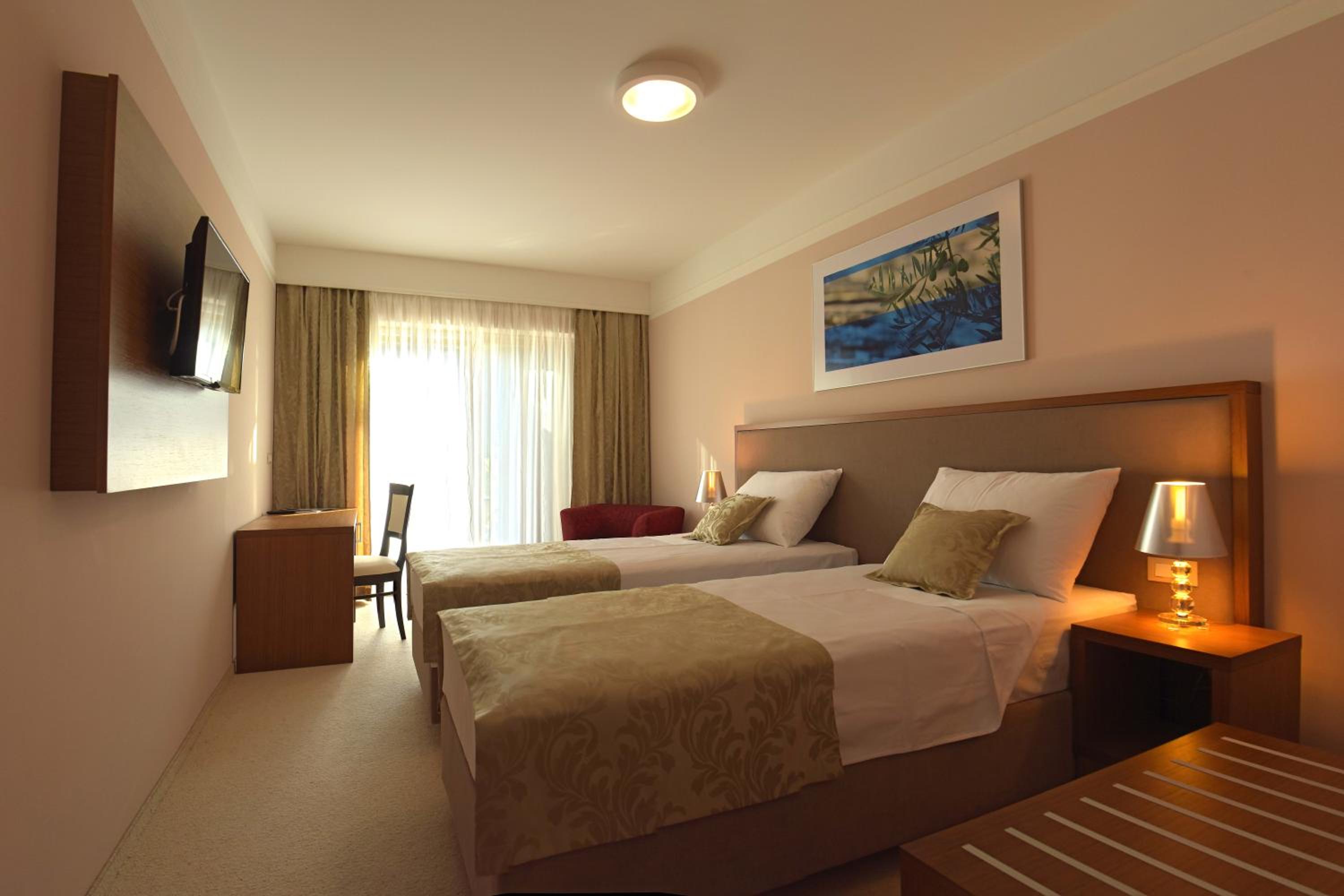 Double Room with Balcony - Photo 8