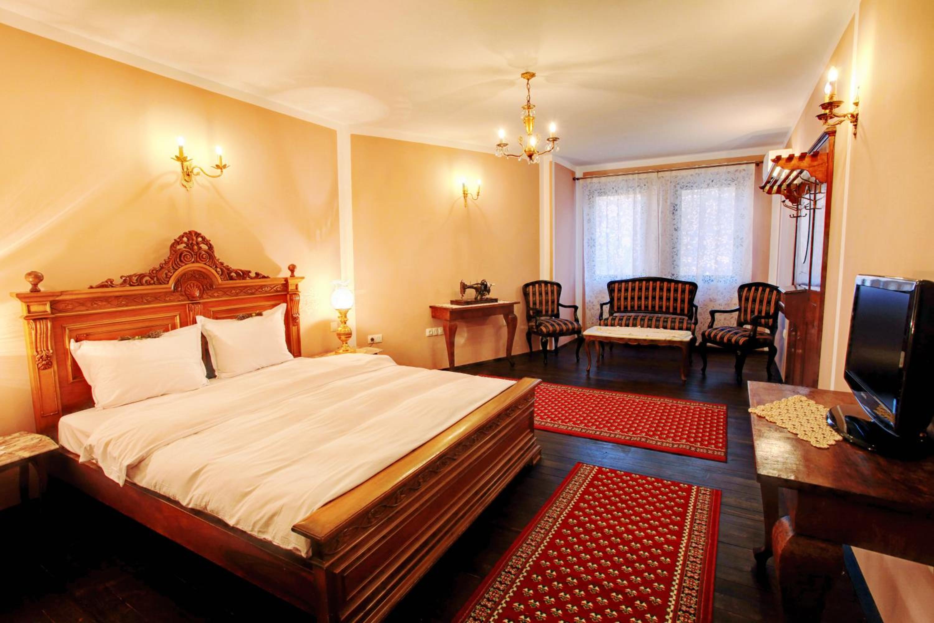 Deluxe Double Room - Photo 13
