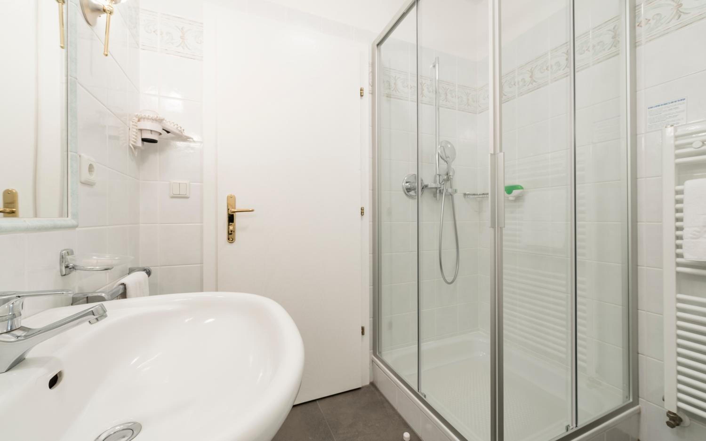 Classic Double Room with Balcony - Photo 3