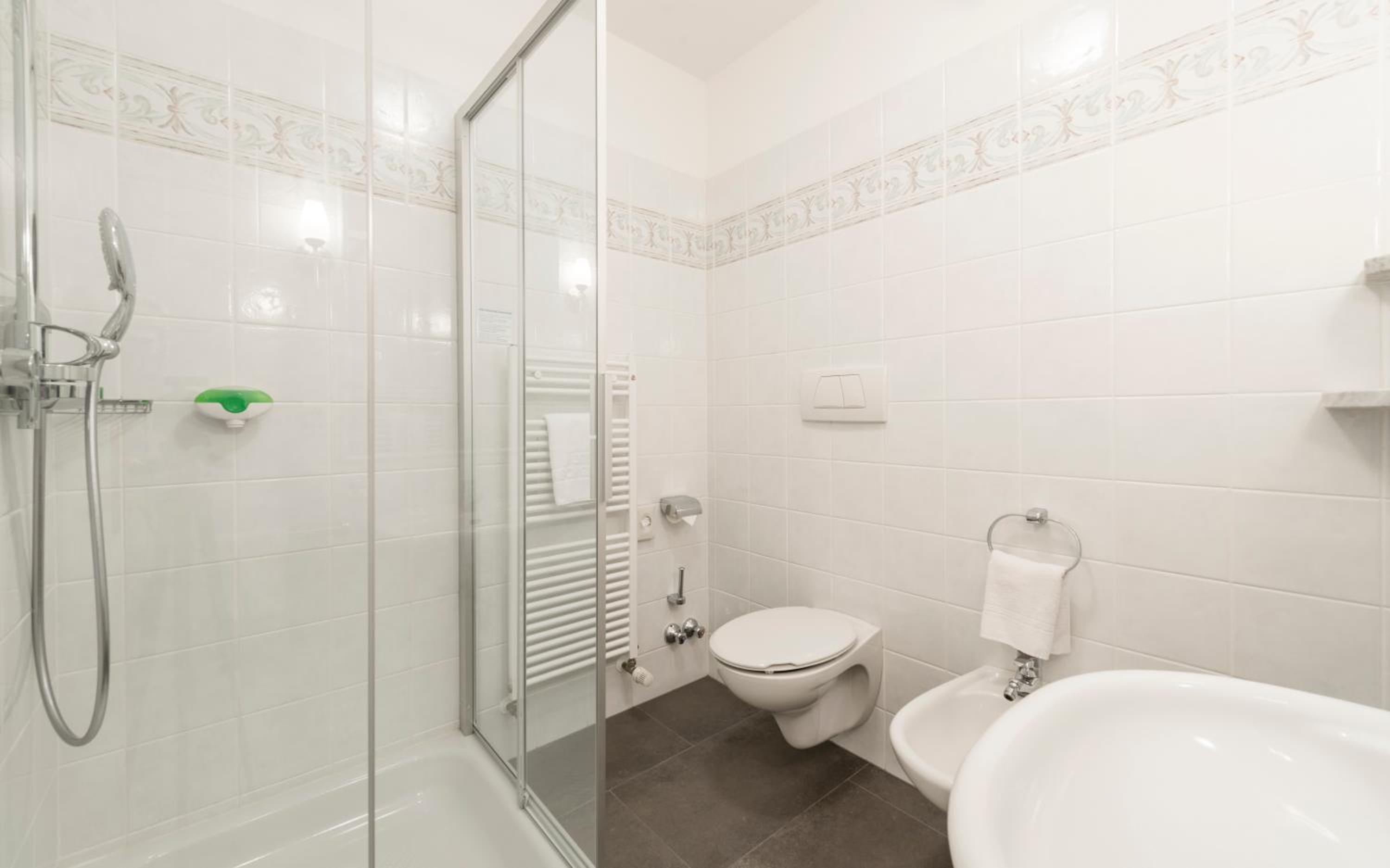 Classic Double Room with Balcony - Photo 4
