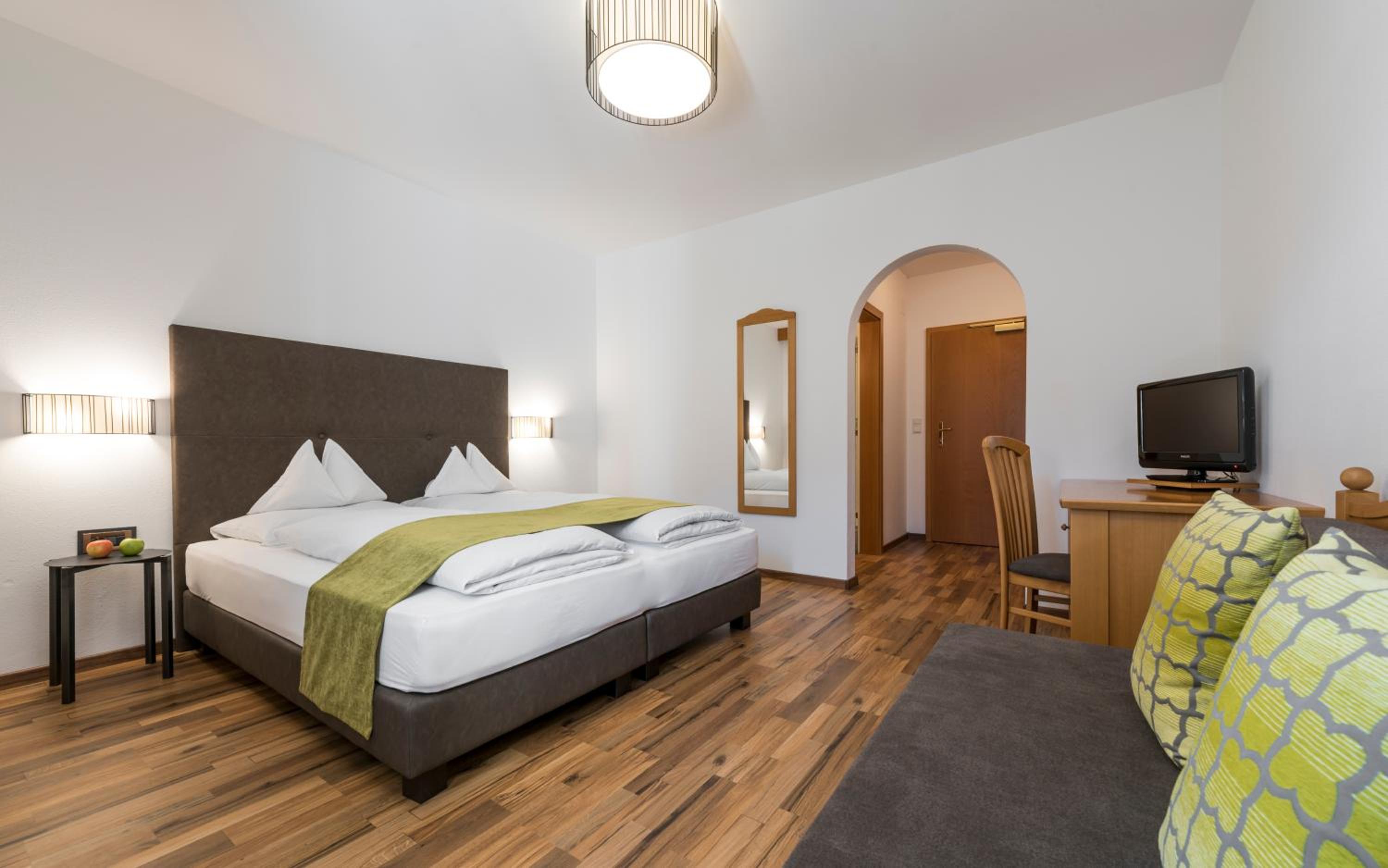Classic Double Room with Balcony - Photo 2