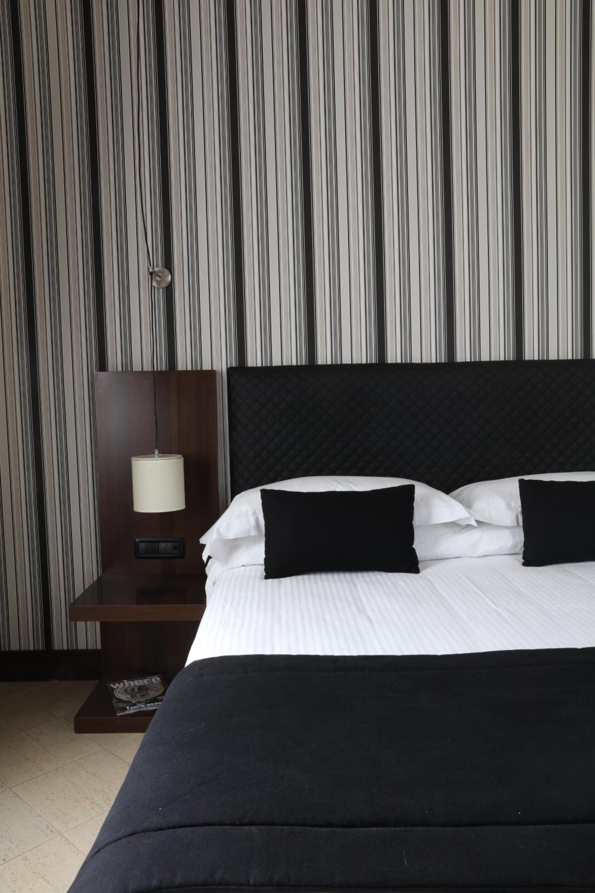 Deluxe Double Room thumbnail 5