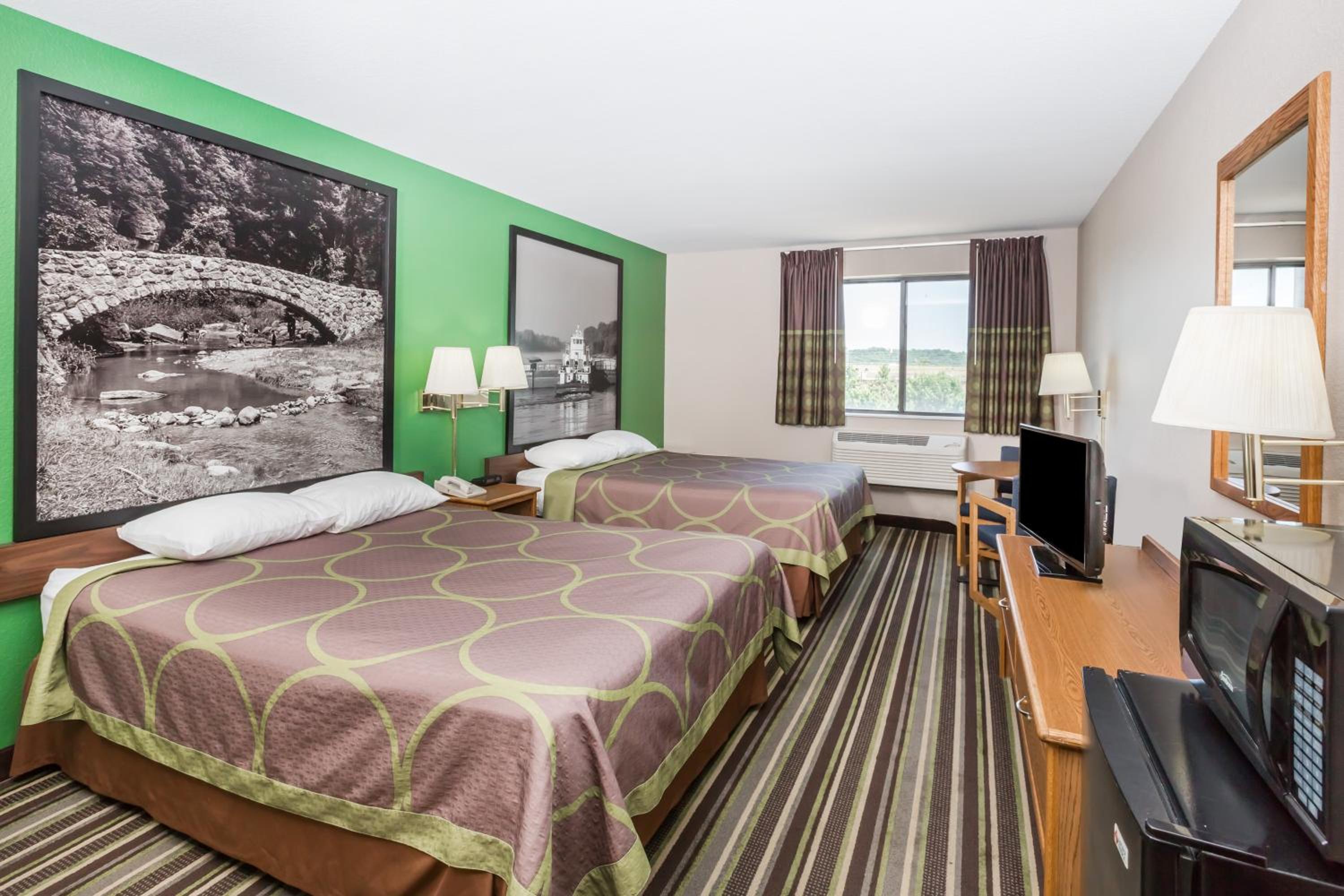 Queen Room with Two Queen Beds - Non-Smoking - Photo 1