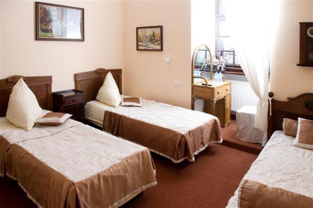 Economy Twin Room - Photo 3