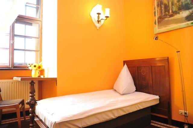 Economy Twin Room - Photo 2