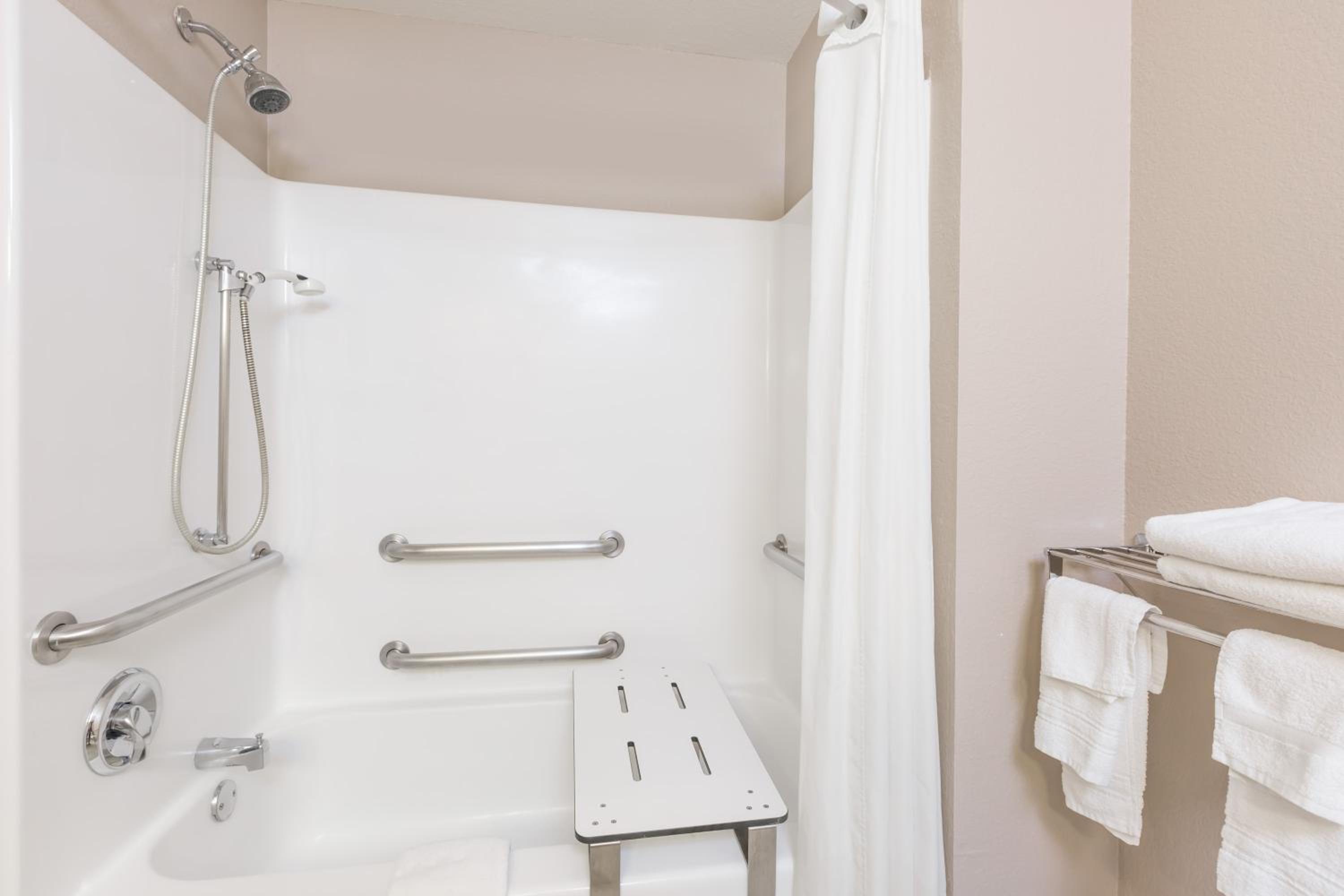 Queen Room - Mobility Access/Non-Smoking - Photo 4